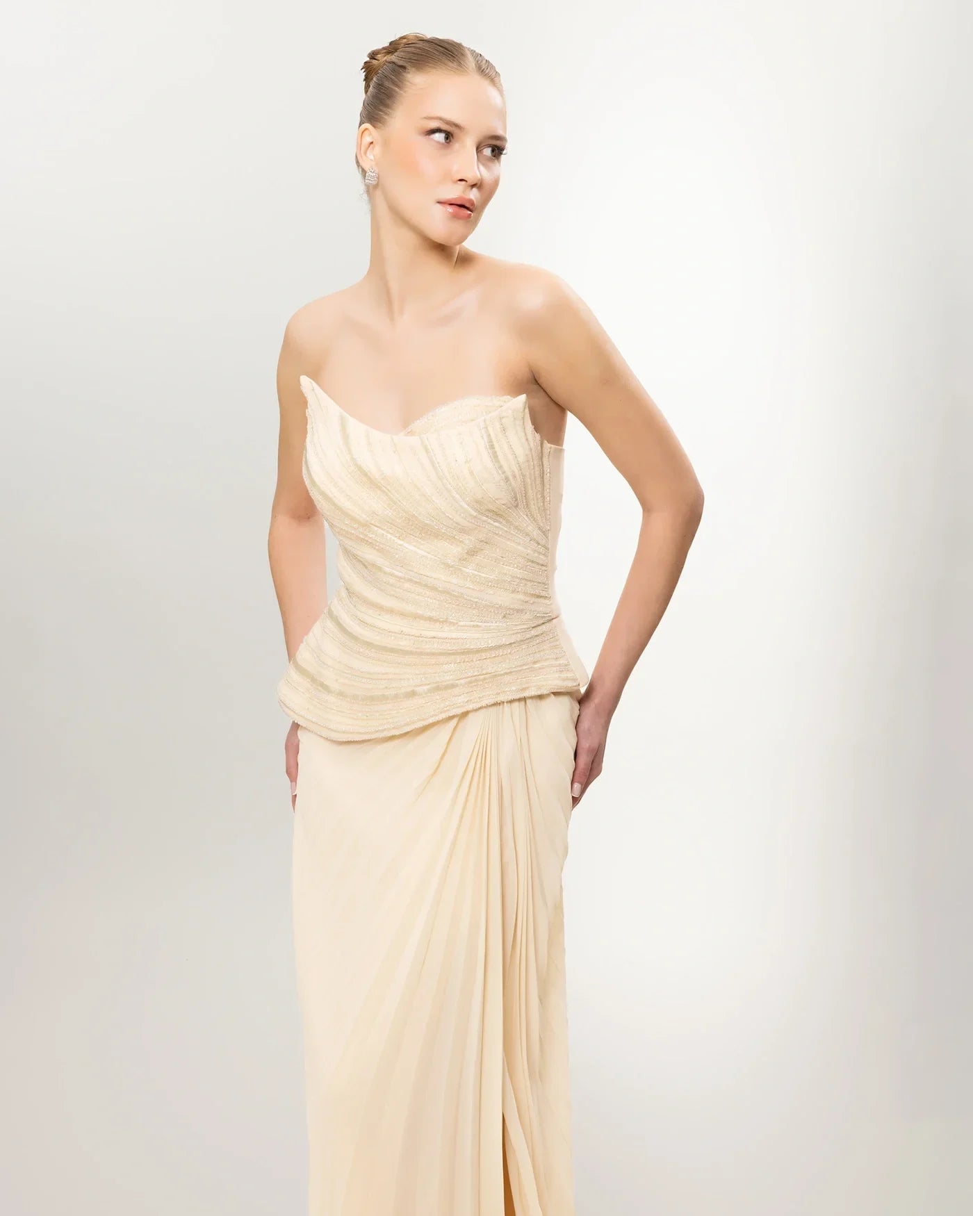 26035-Straplez Peplum Detaylı Yırtmaçlı Abiye Elbise - Kenzel