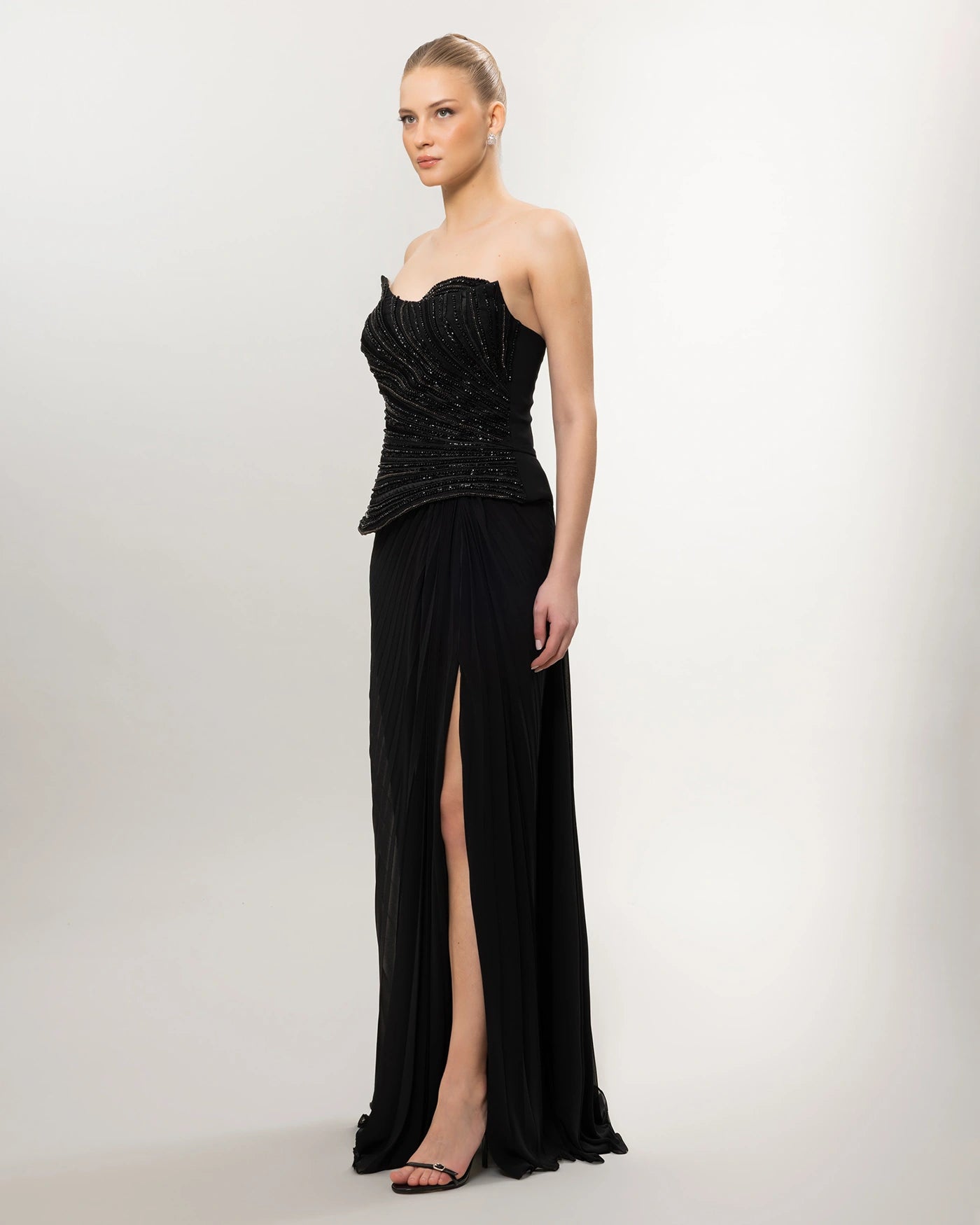26035-Straplez Peplum Detaylı Yırtmaçlı Abiye Elbise
