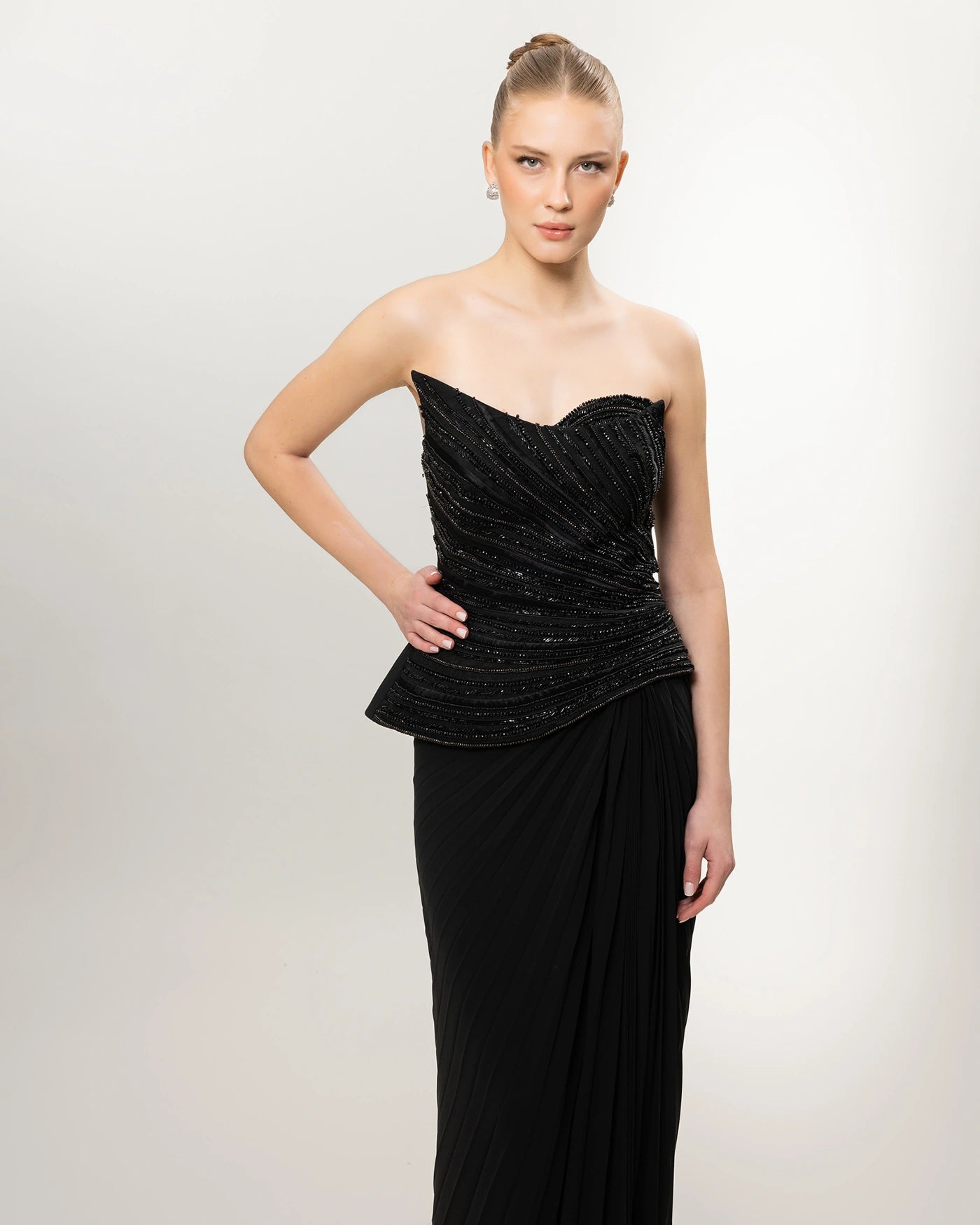 26035-Straplez Peplum Detaylı Yırtmaçlı Abiye Elbise