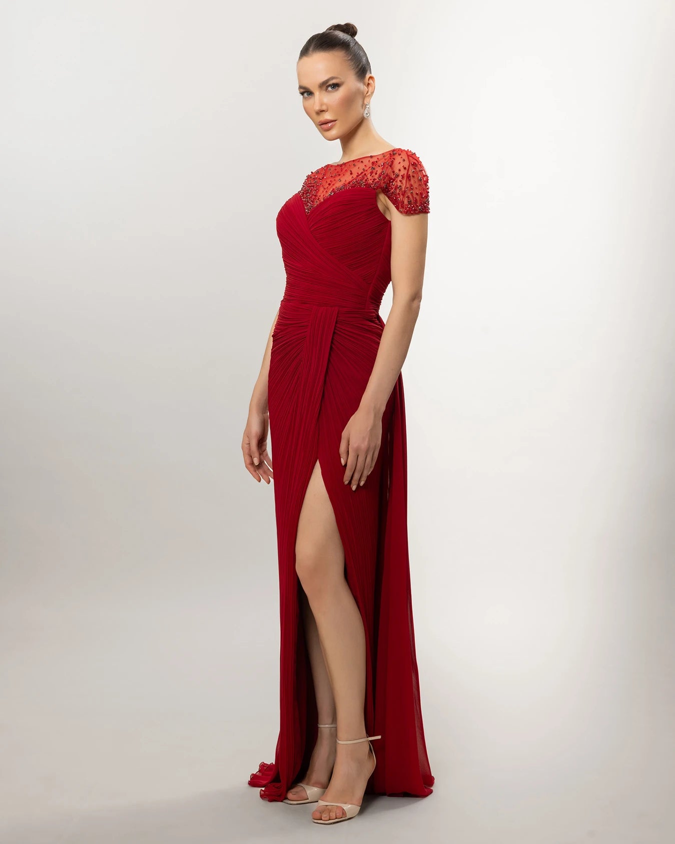 26039-Üstü İşlemeli, Yırtmaçlı Uzun Abiye Elbise