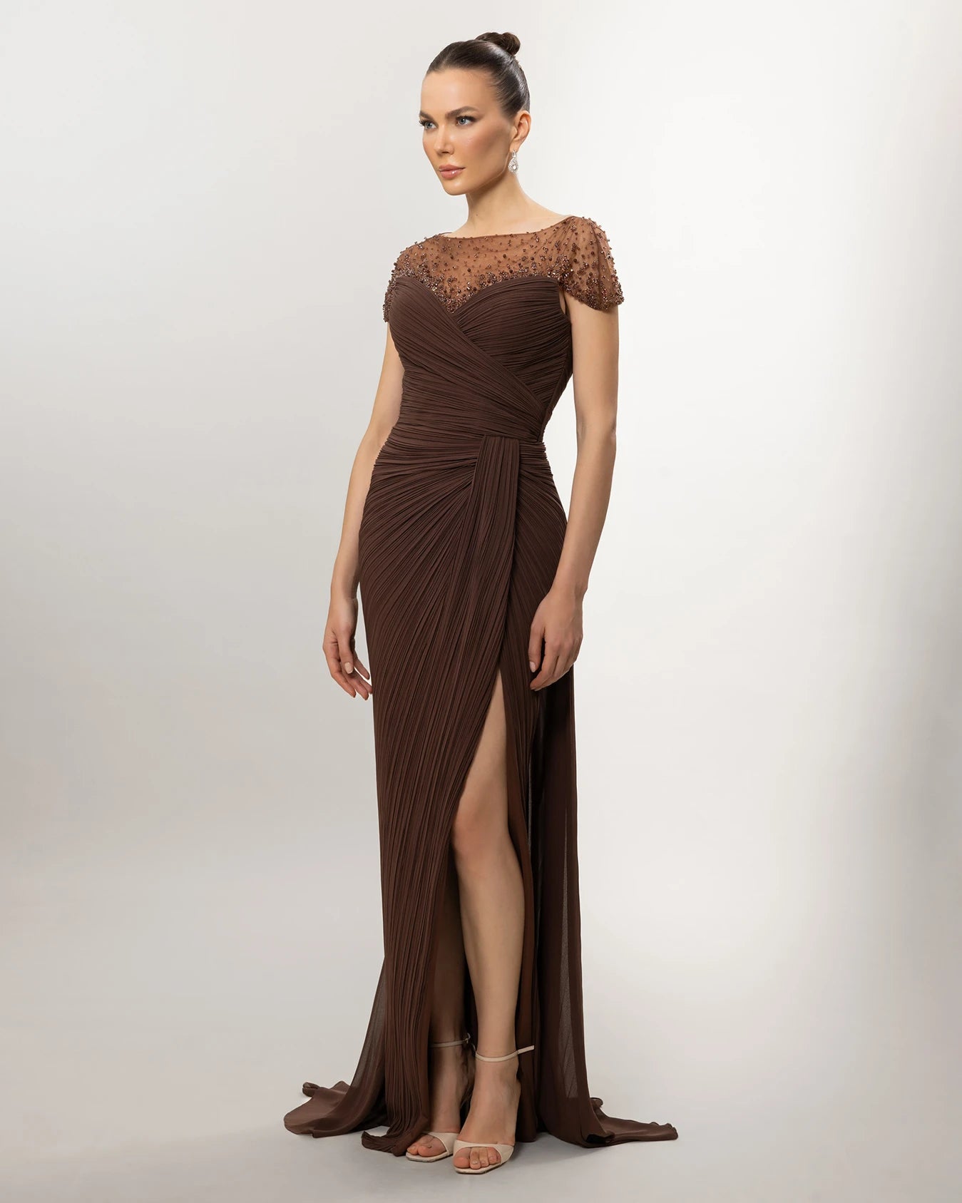 26039-Üstü İşlemeli, Yırtmaçlı Uzun Abiye Elbise