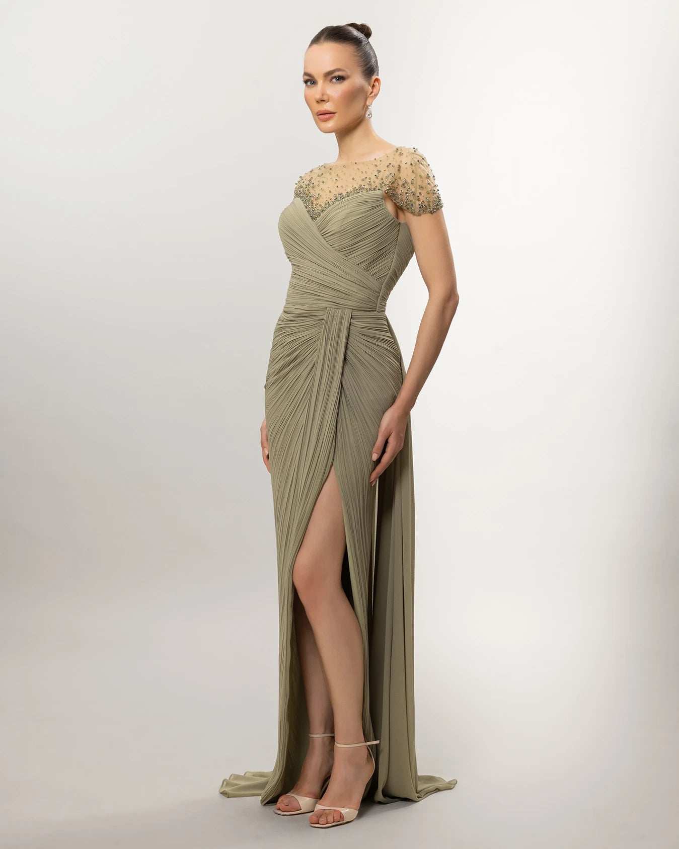 26039-Üstü İşlemeli, Yırtmaçlı Uzun Abiye Elbise