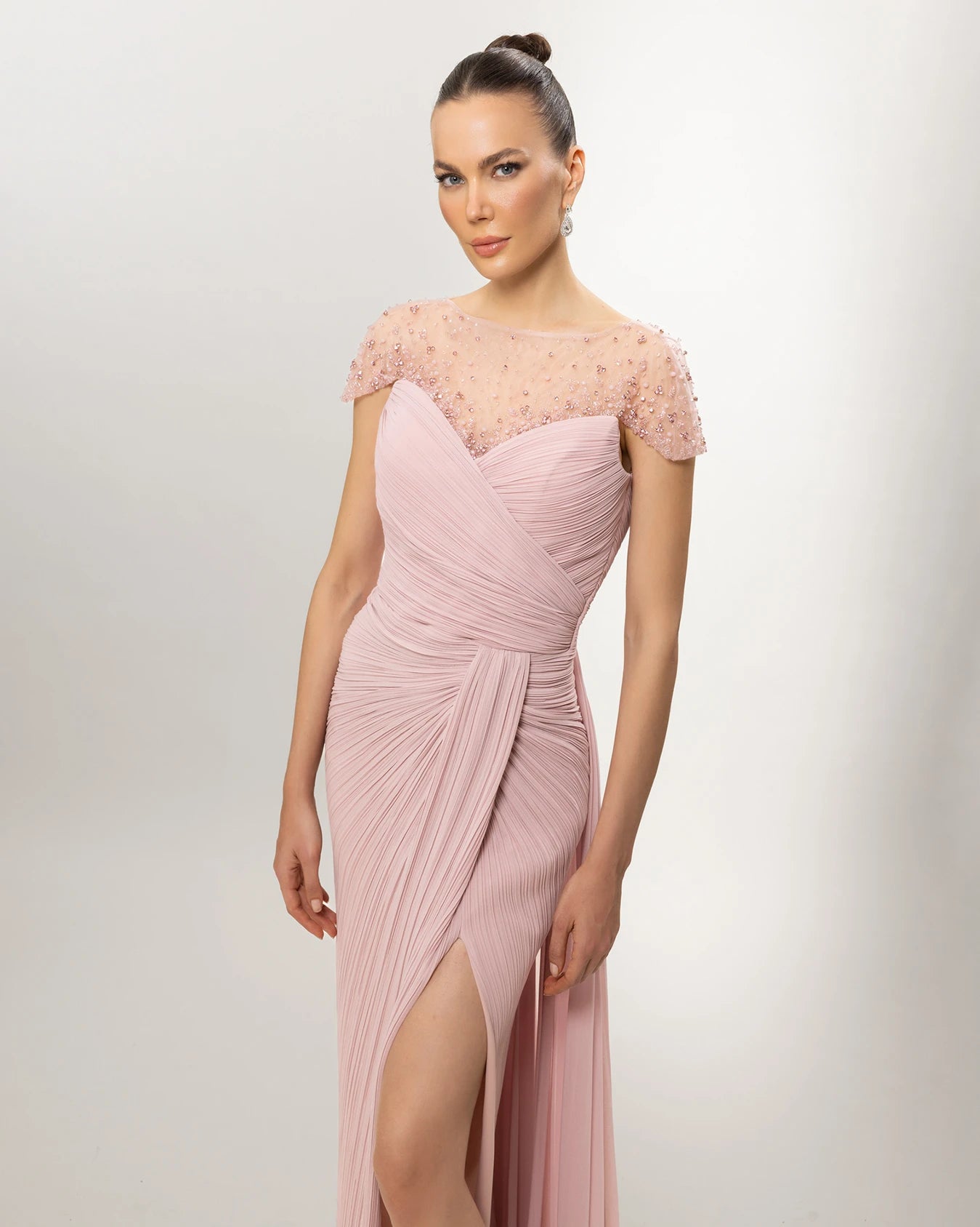 26039-Üstü İşlemeli, Yırtmaçlı Uzun Abiye Elbise