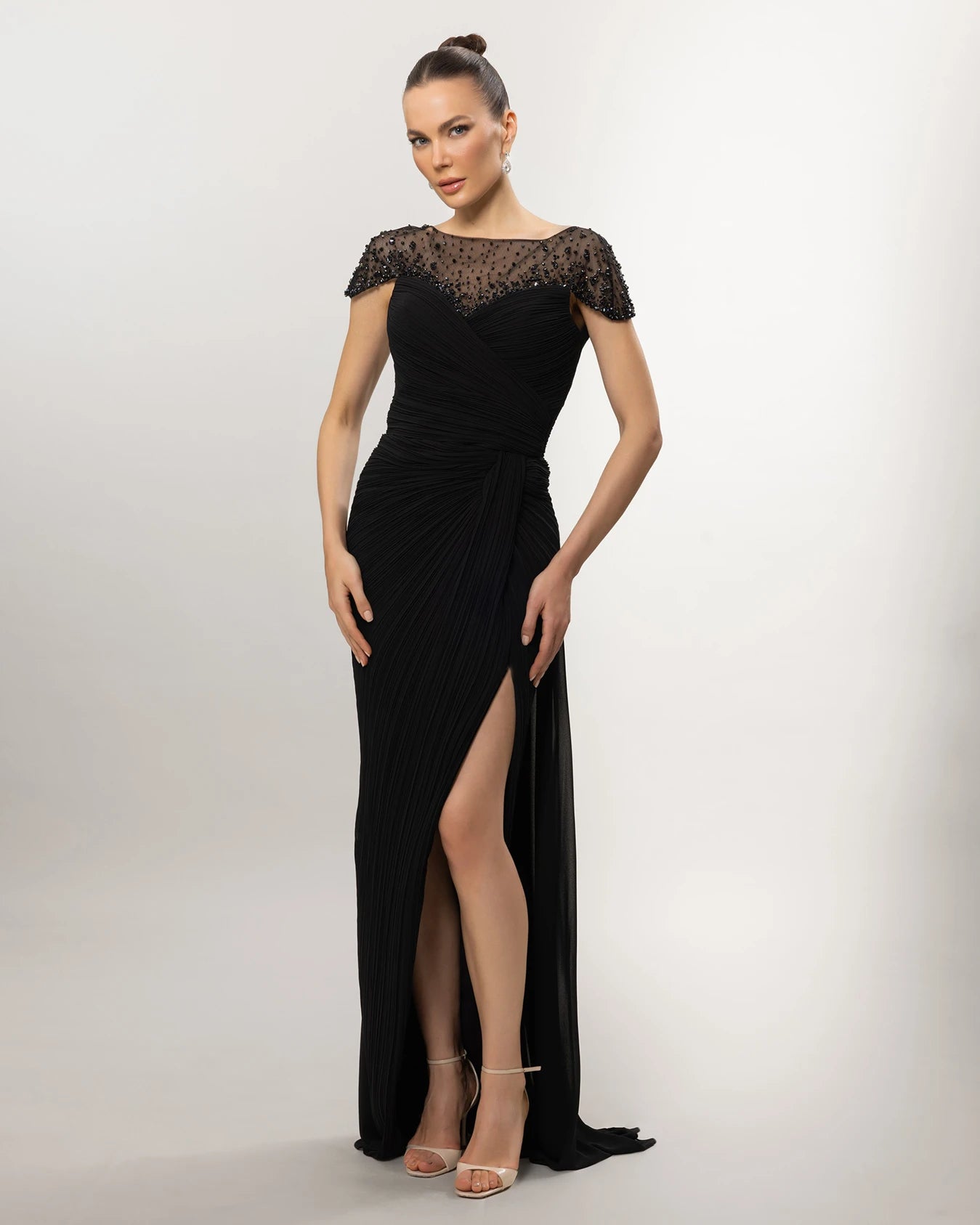 26039-Üstü İşlemeli, Yırtmaçlı Uzun Abiye Elbise