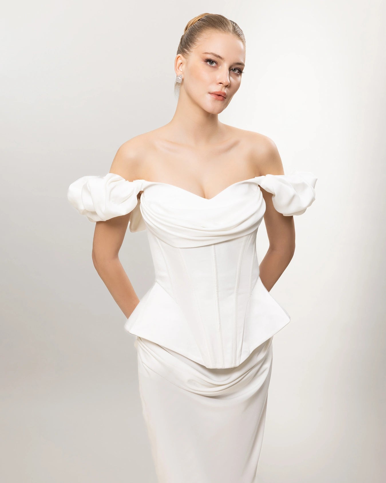 26081-Düşük Omuz Balon Kollu Korse Bel Uzun Elbise