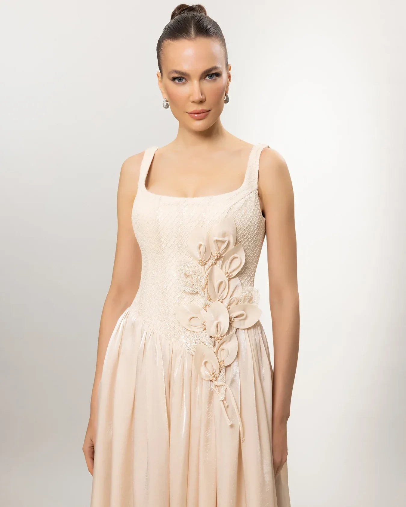 26086-Askılı Çiçek Detaylı Kloş Uzun Abiye Elbise - Kenzel