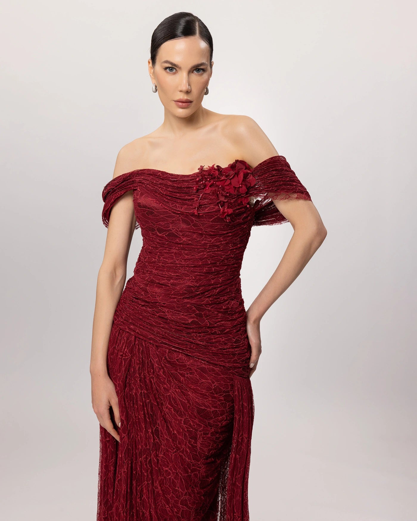 26087-Çiçek Aplikeli Düşük Omuz Dantelli Uzun Abiye Elbise