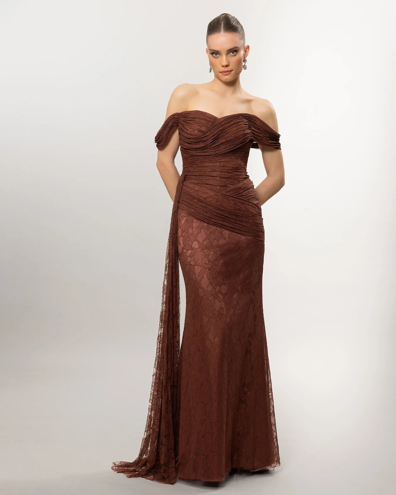 26100-Düşük Omuz Drape Detaylı Dantel Balık Abiye Elbise