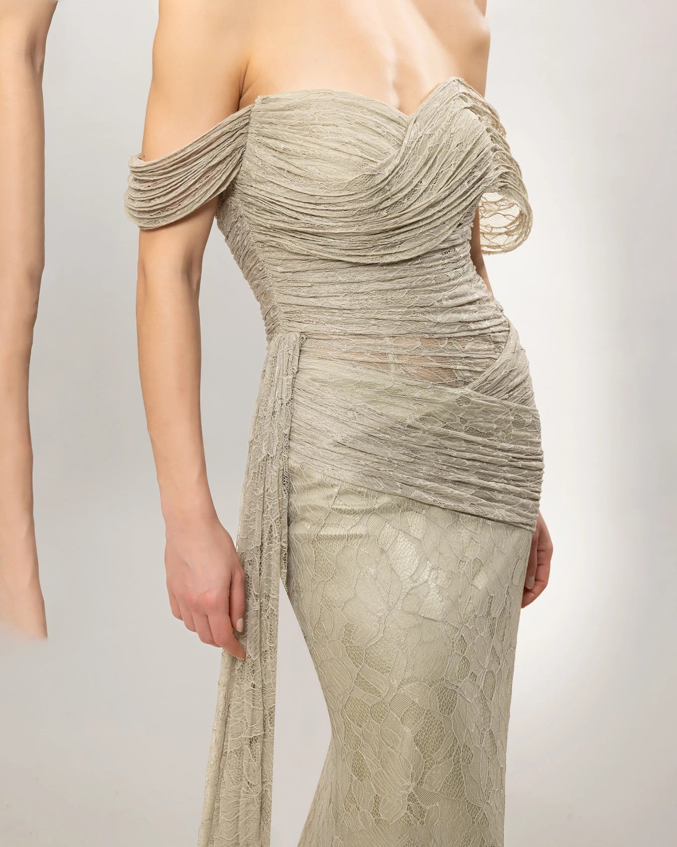 26100-Düşük Omuz Drape Detaylı Dantel Balık Abiye Elbise