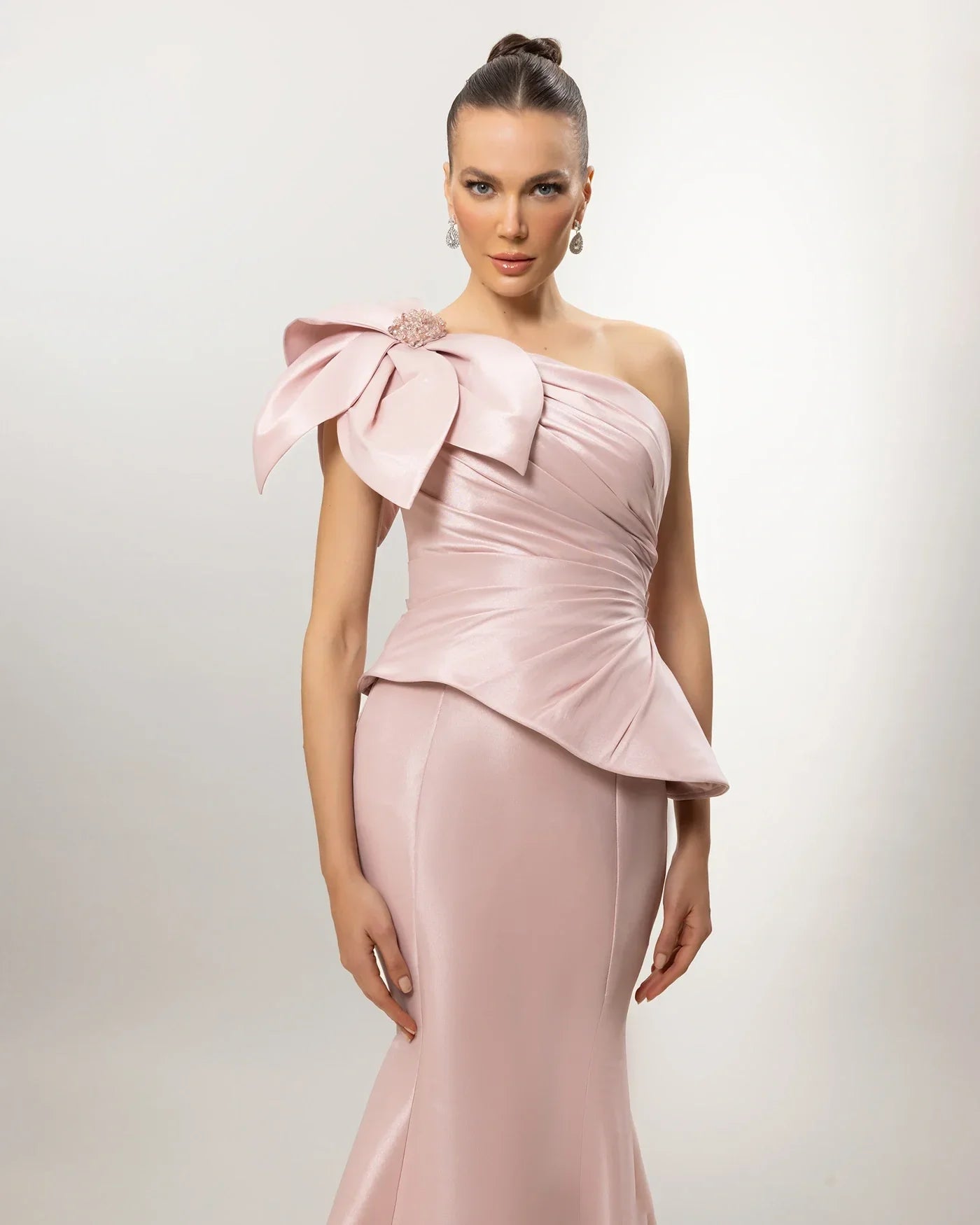 A26054-Tek Omuz Fiyonk Detaylı Peplum Detaylı Balık Abiye - Kenzel