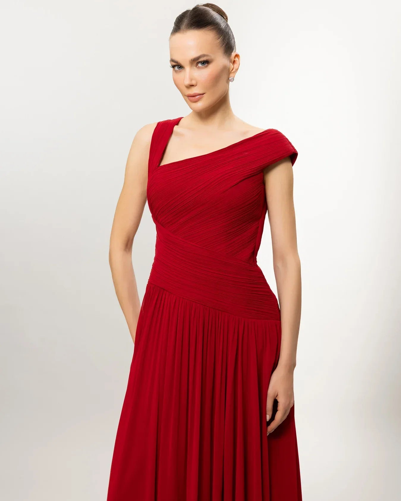 26119-Asimetrik Yaka Piliseli Uzun Abiye Elbise - Kenzel