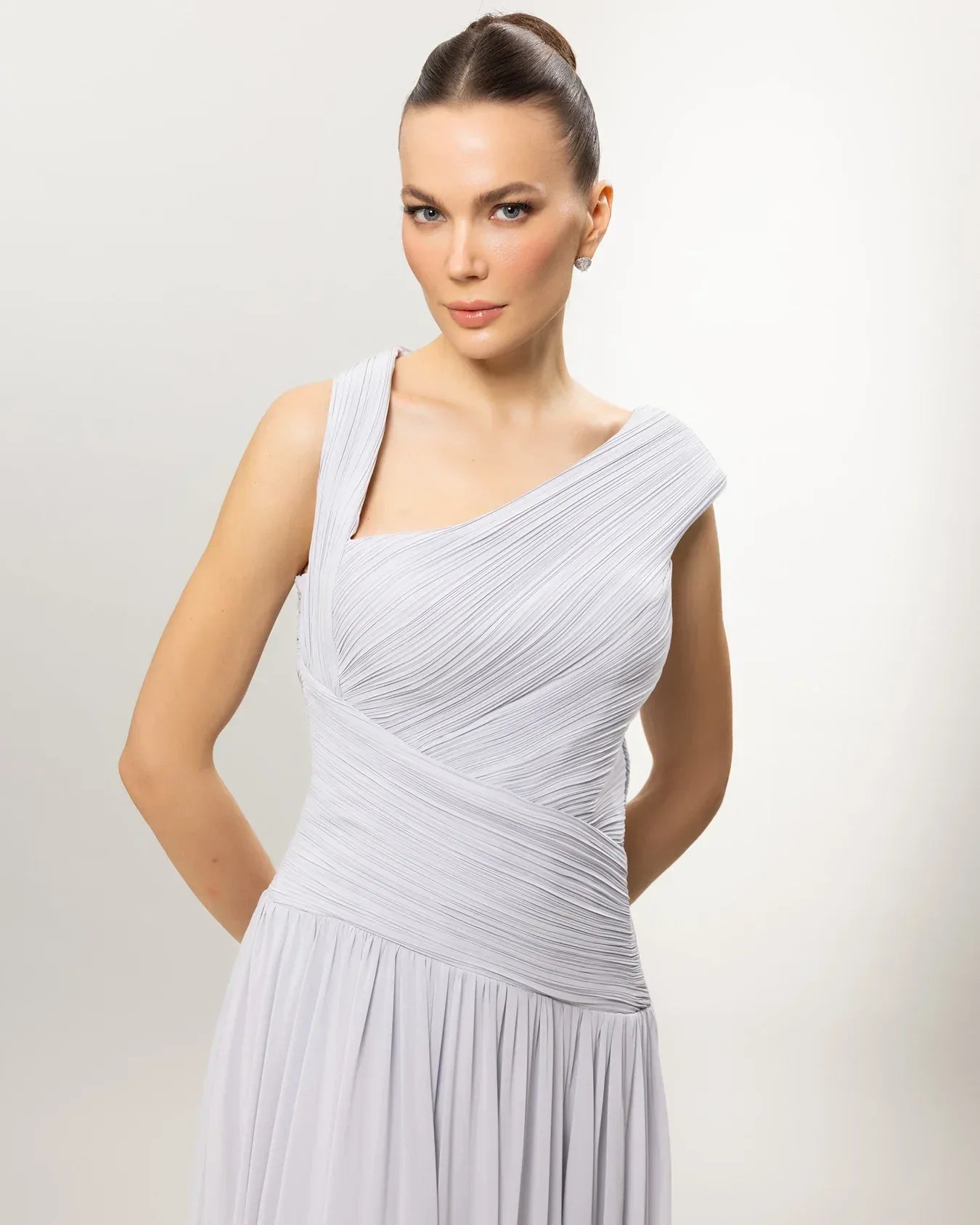 26119-Asimetrik Yaka Piliseli Uzun Abiye Elbise - Kenzel