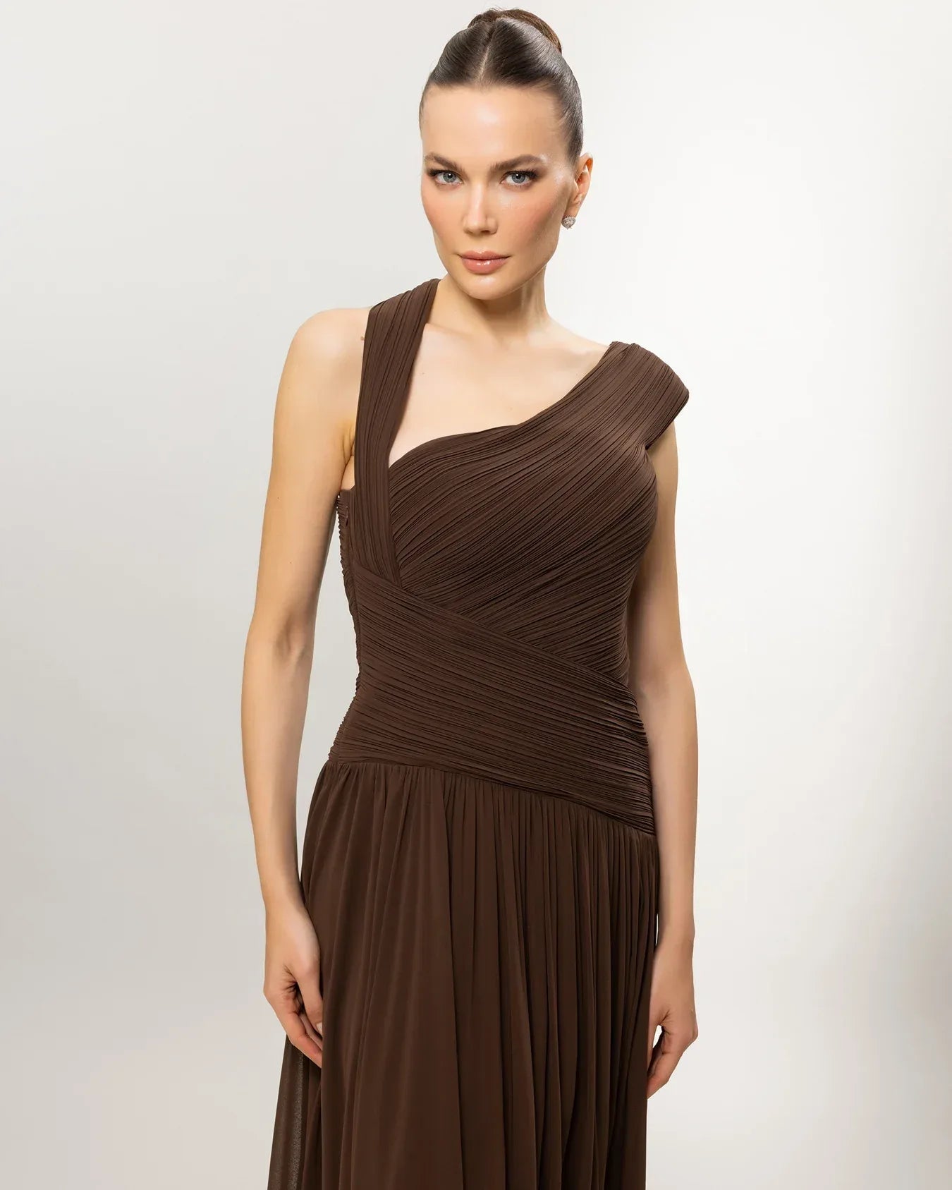 26119-Asimetrik Yaka Piliseli Uzun Abiye Elbise - Kenzel