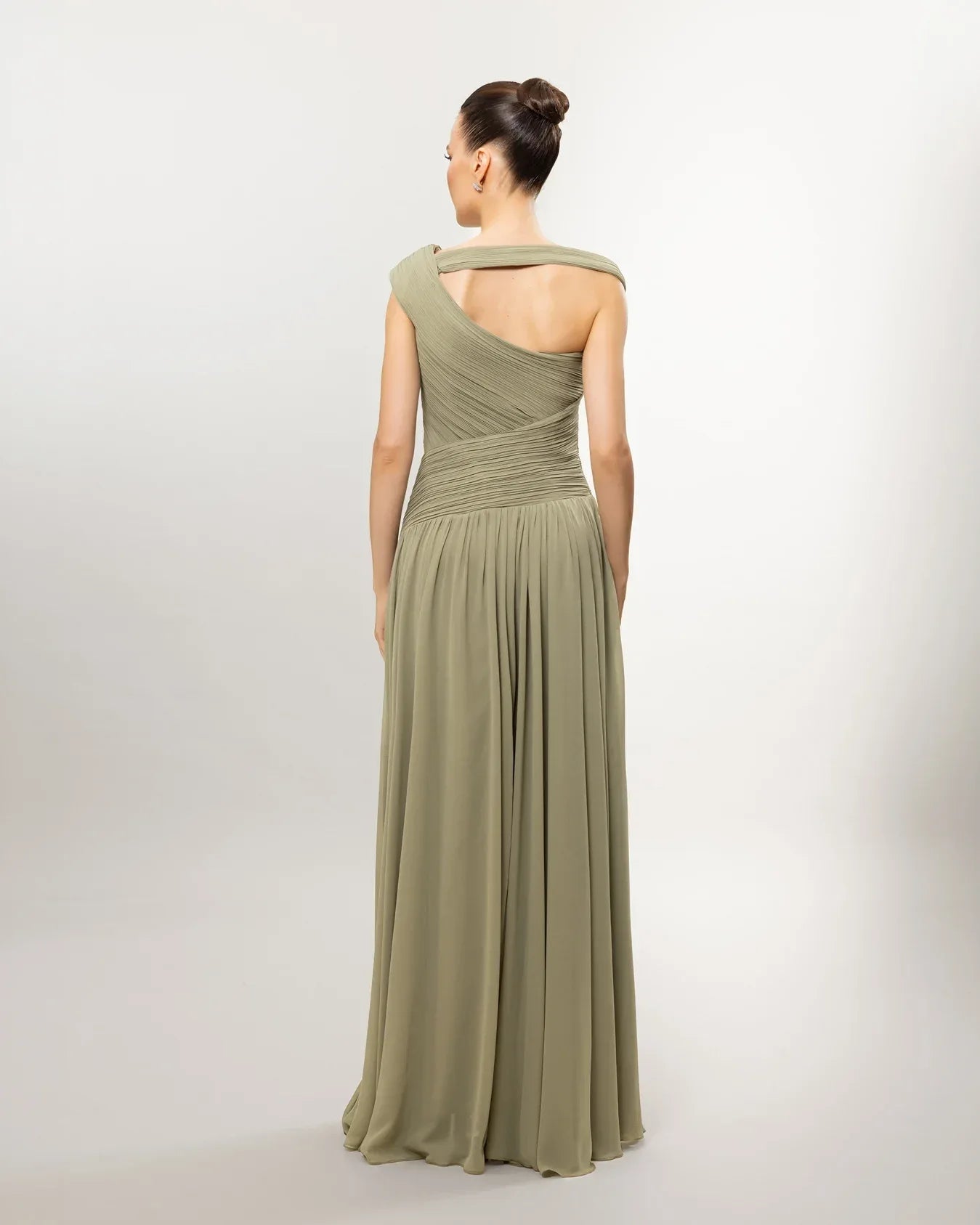 26119-Asimetrik Yaka Piliseli Uzun Abiye Elbise - Kenzel