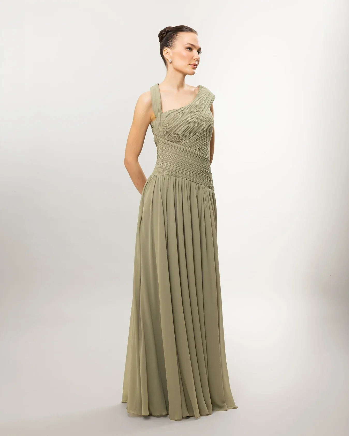 26119-Asimetrik Yaka Piliseli Uzun Abiye Elbise - Kenzel