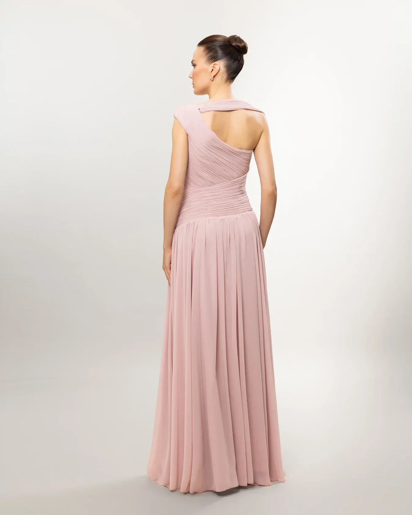 26119-Asimetrik Yaka Piliseli Uzun Abiye Elbise - Kenzel