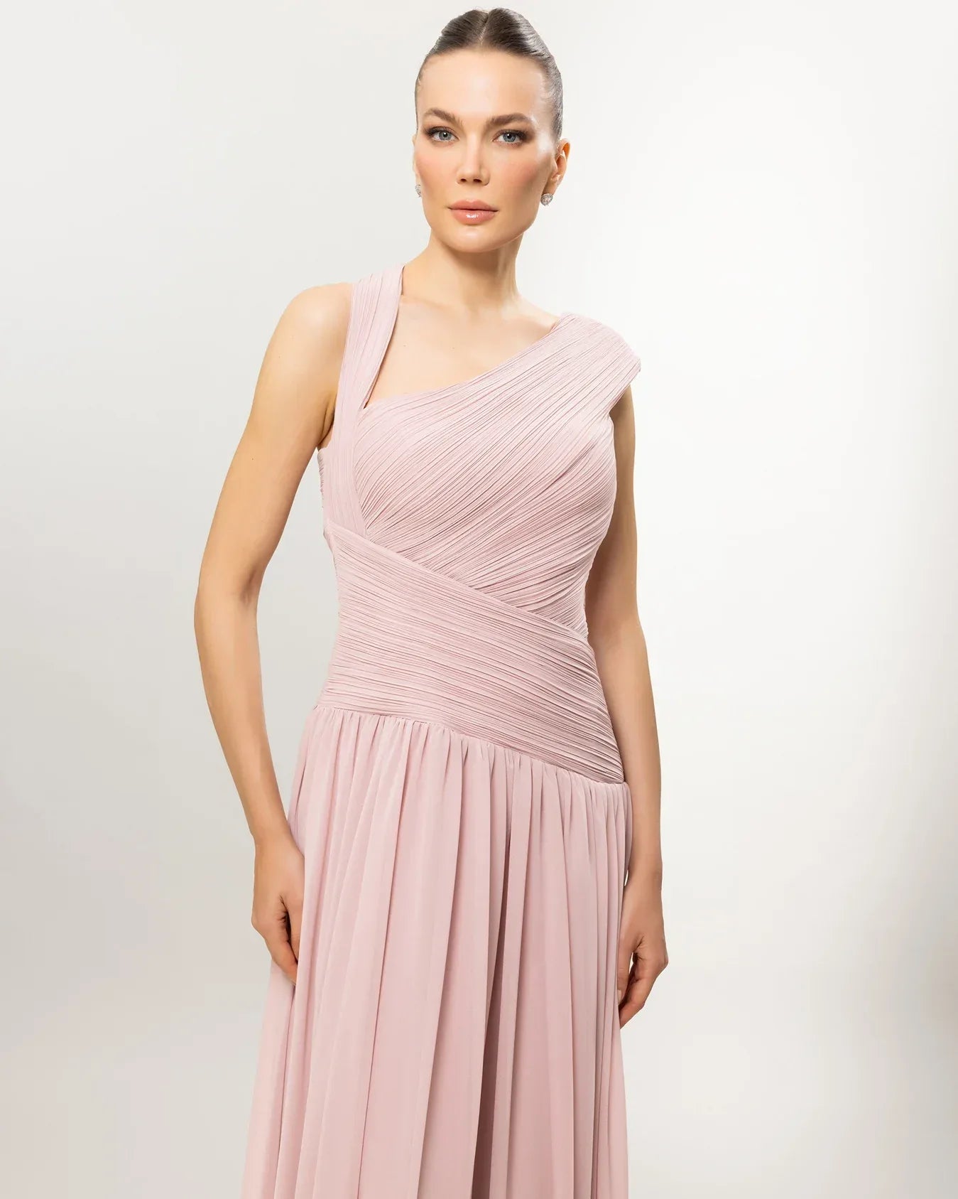 26119-Asimetrik Yaka Piliseli Uzun Abiye Elbise - Kenzel