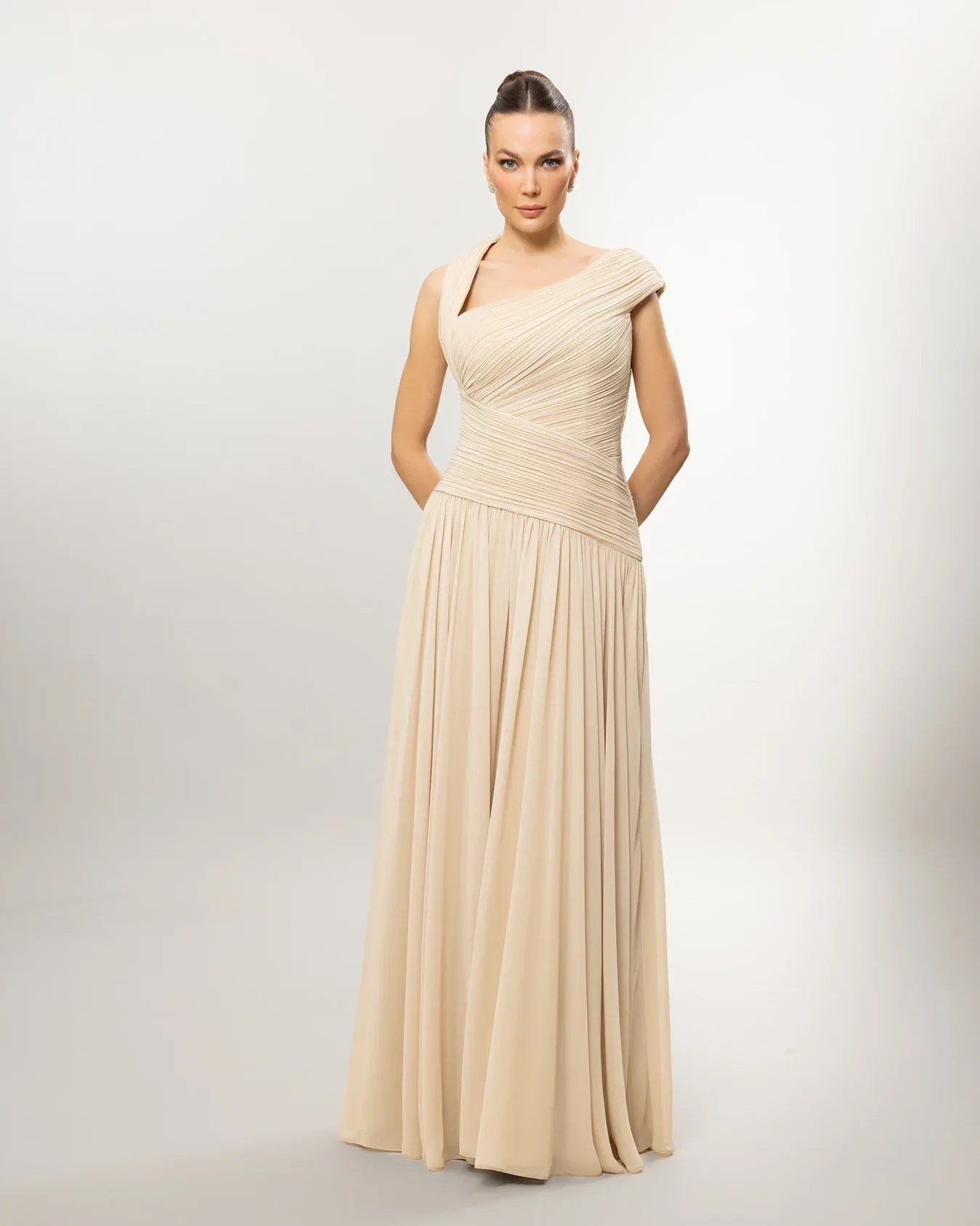 26119-Asimetrik Yaka Piliseli Uzun Abiye Elbise - Kenzel