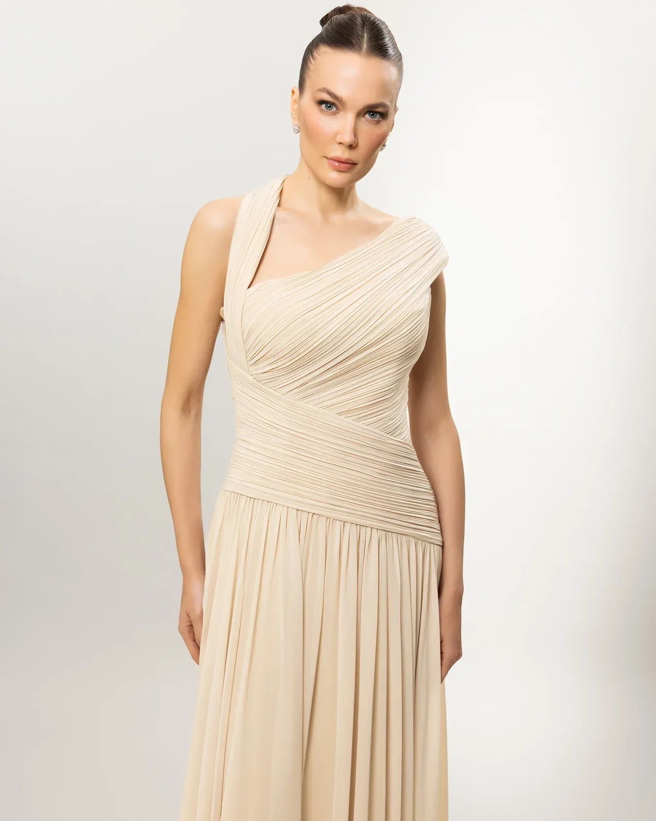 26119-Asimetrik Yaka Piliseli Uzun Abiye Elbise - Kenzel