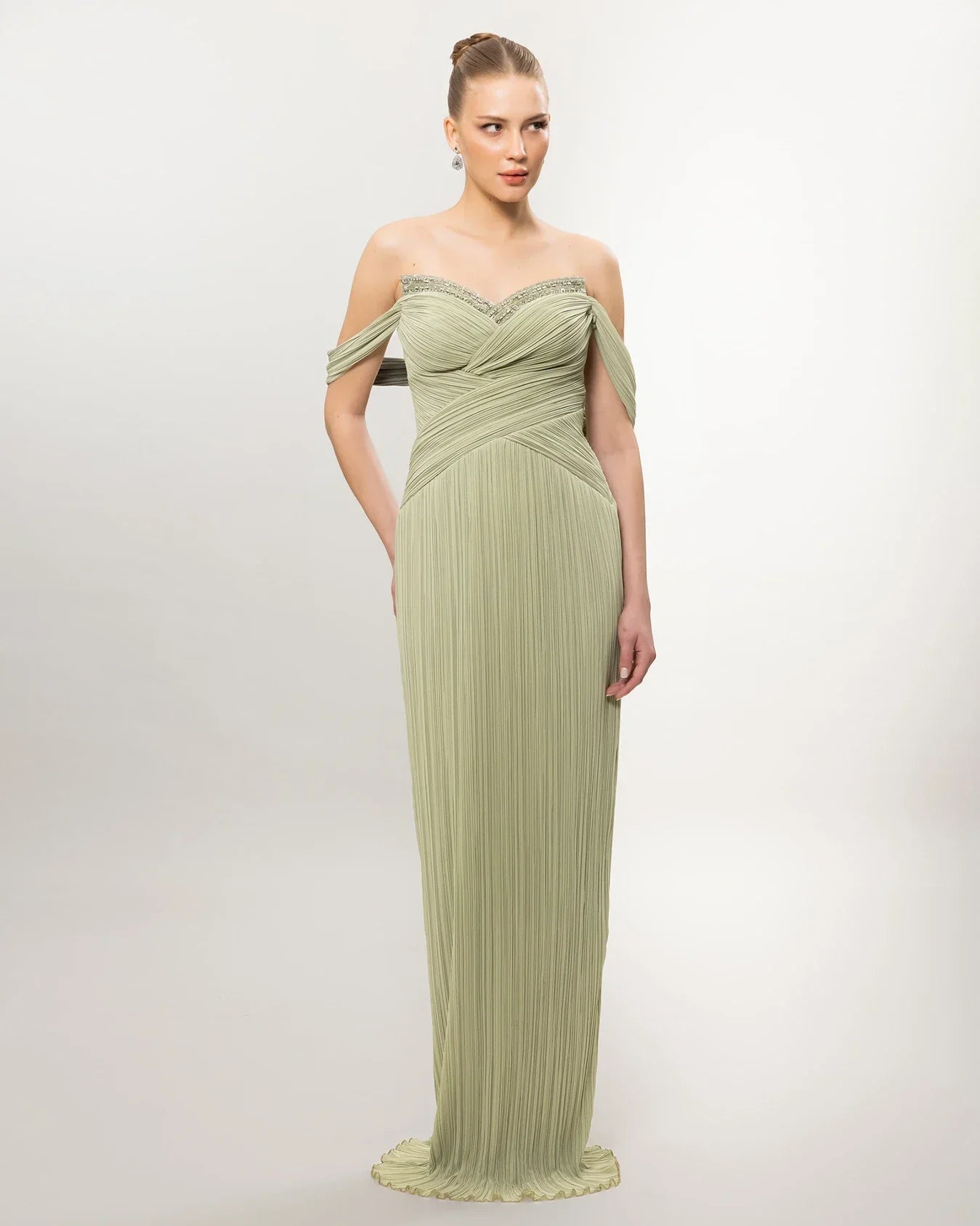 26133-Düşük Omuz Pliseli İşlemeli Uzun Abiye - Kenzel