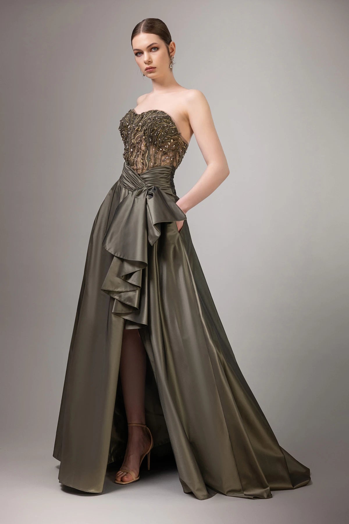 7002-Straplez Derin Yırtmaçlı Uzun Elbise