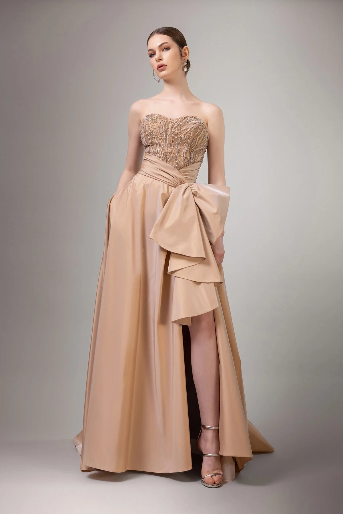 7002-Straplez Derin Yırtmaçlı Uzun Elbise