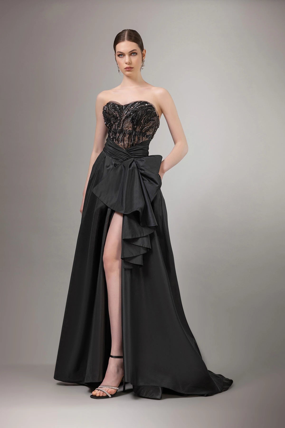 7002-Straplez Derin Yırtmaçlı Uzun Elbise