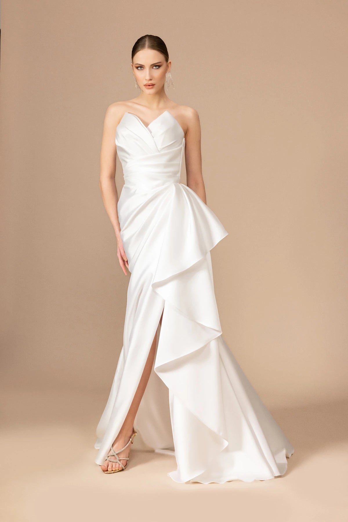 7004-Yırtmaçlı Straplez Yaka Uzun Elbise