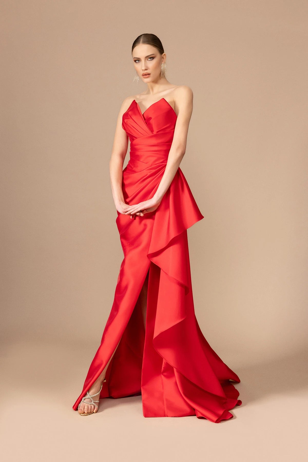 7004-Yırtmaçlı Straplez Yaka Uzun Elbise