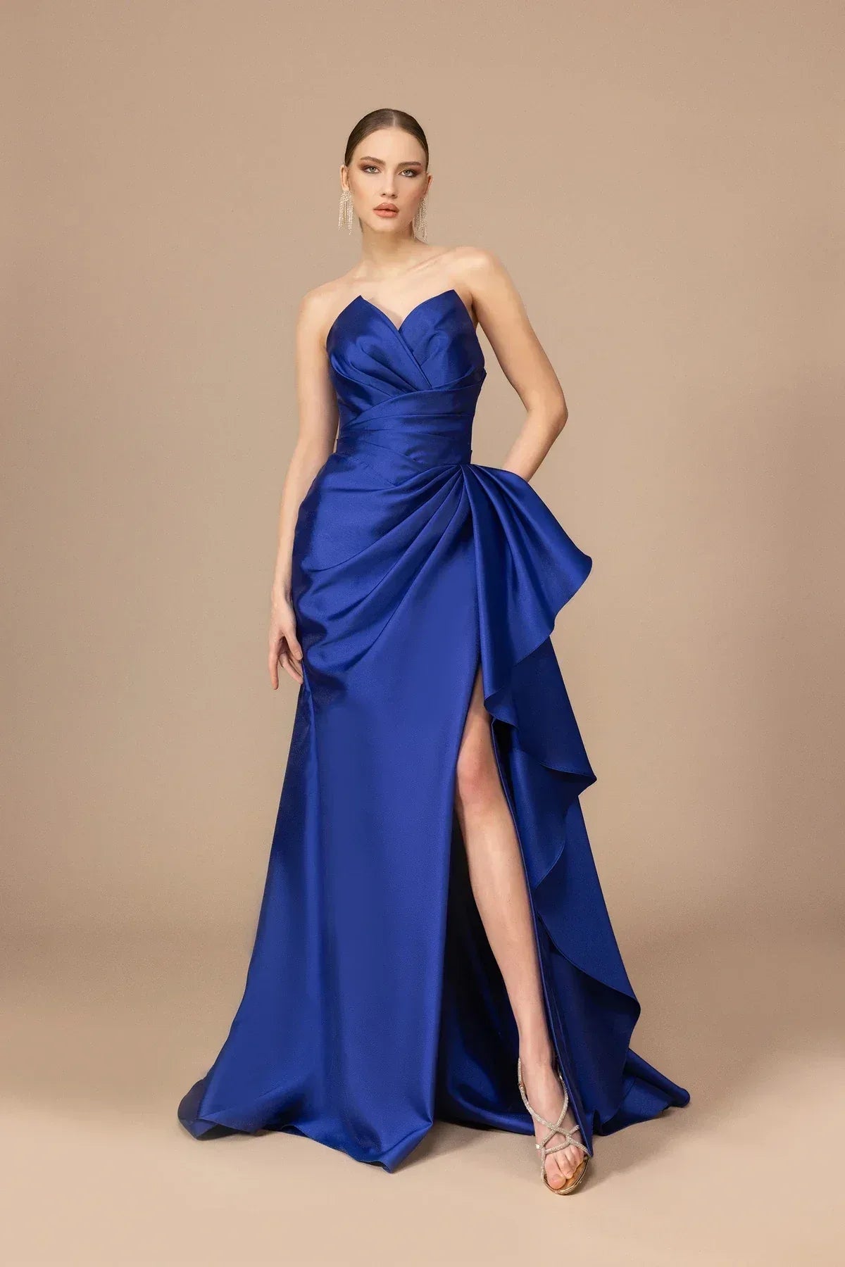 7004-Yırtmaçlı Straplez Yaka Uzun Elbise - Kenzel