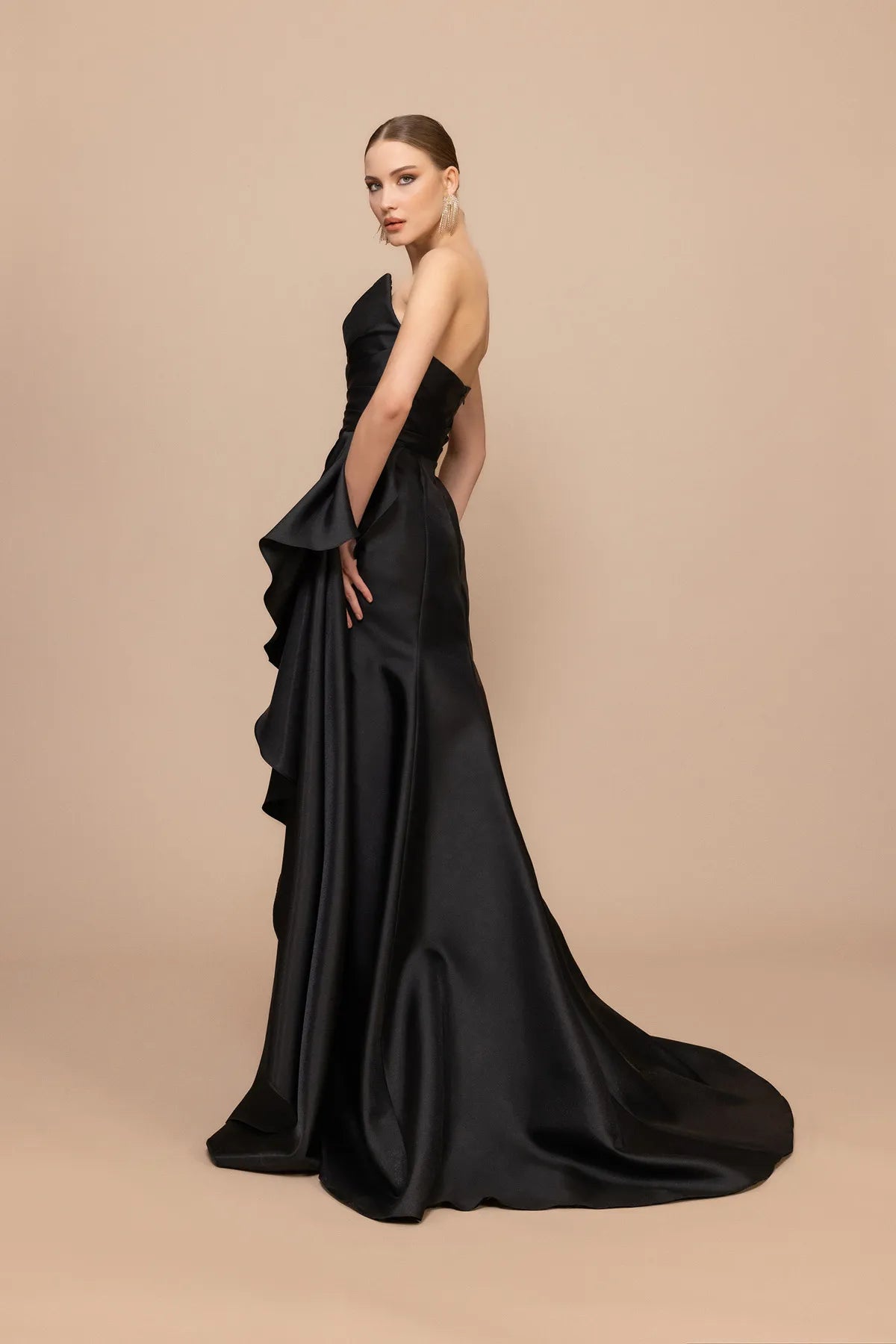 7004-Yırtmaçlı Straplez Yaka Uzun Elbise