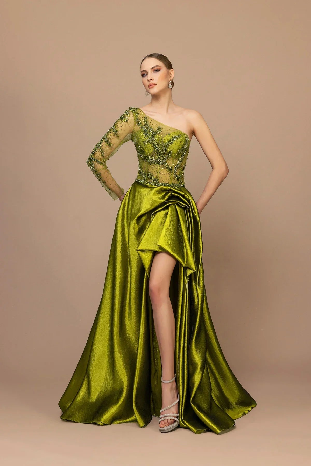 7007-Tek Kol Yırtmaçlı Uzun Abiye Elbise