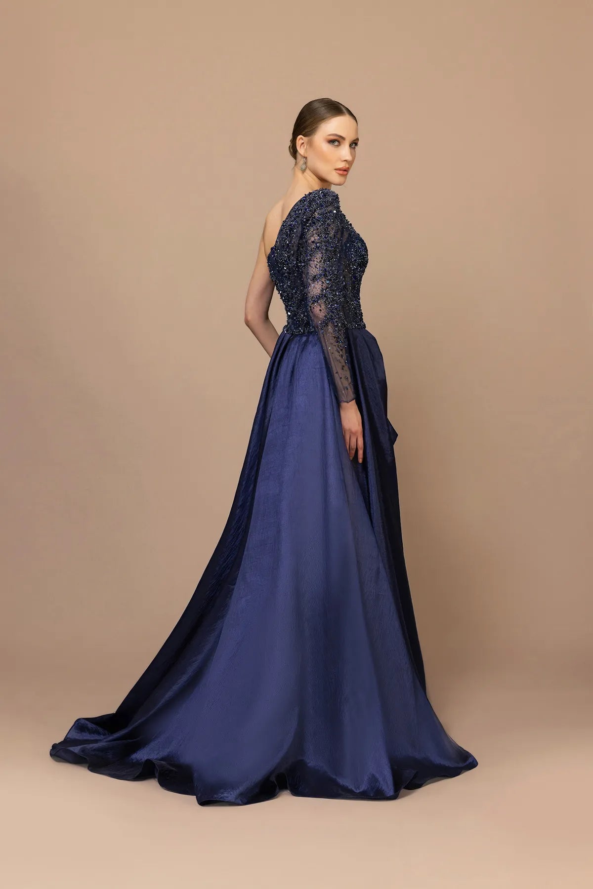 7007-Tek Kol Yırtmaçlı Uzun Abiye Elbise