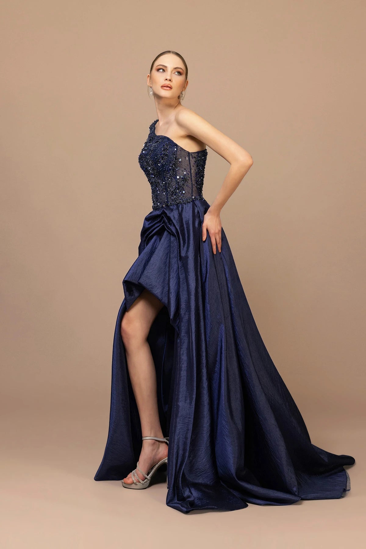 7007-Tek Kol Yırtmaçlı Uzun Abiye Elbise