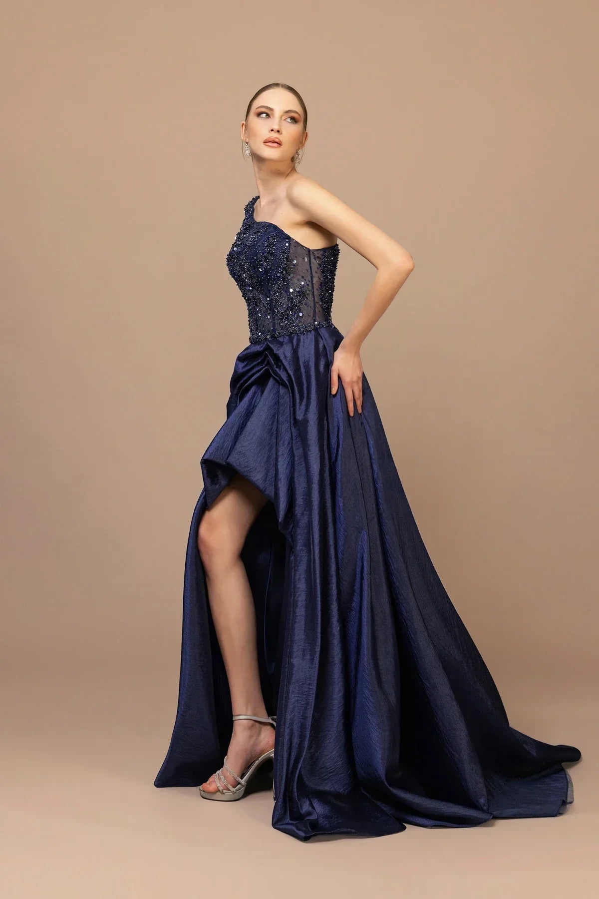 7007-Tek Kol Yırtmaçlı Uzun Abiye Elbise