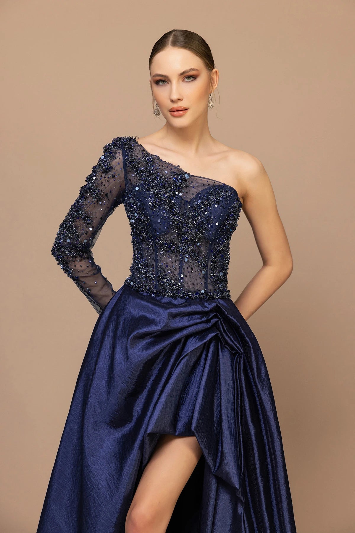 7007-Tek Kol Yırtmaçlı Uzun Abiye Elbise