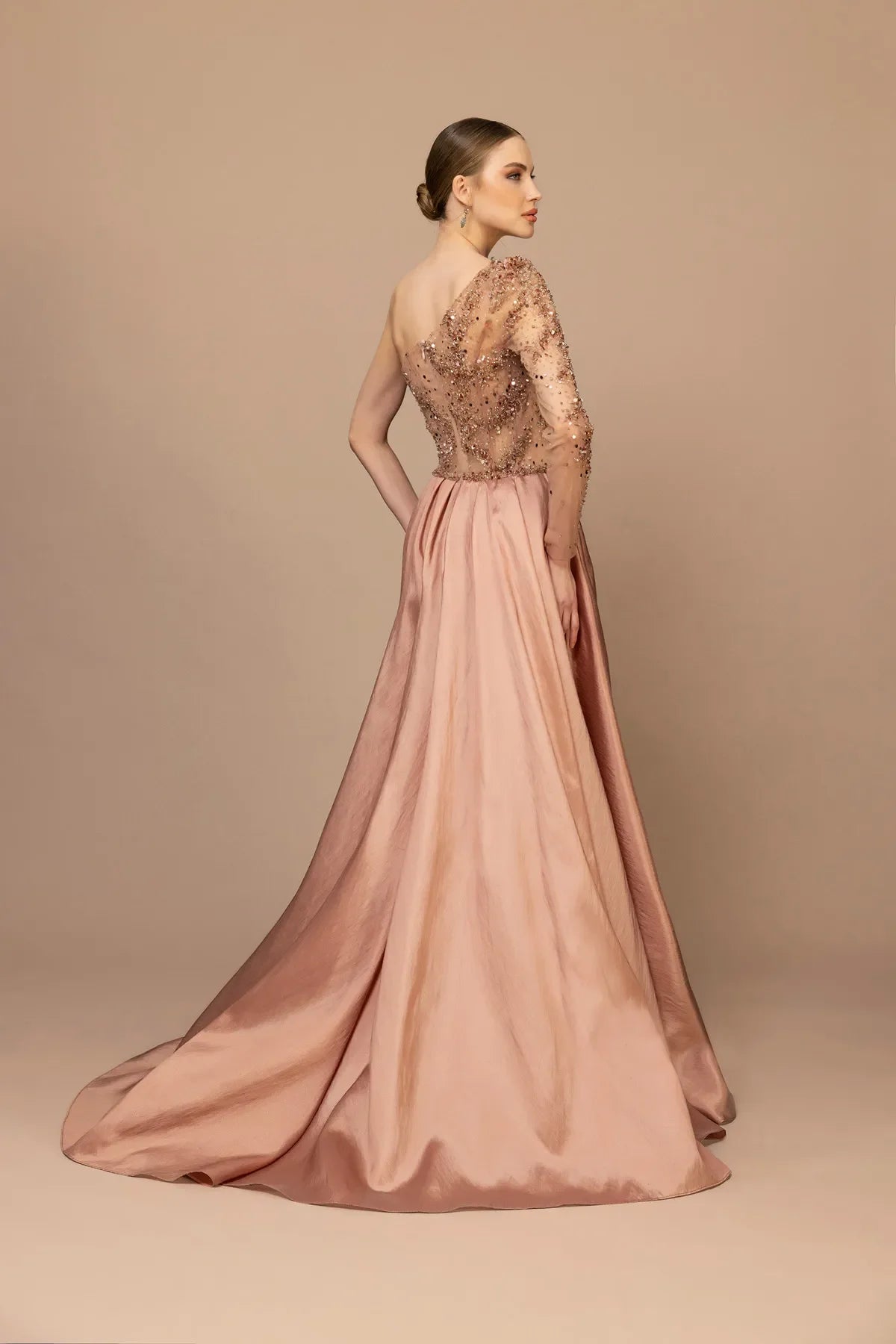 7007-Tek Kol Yırtmaçlı Uzun Abiye Elbise