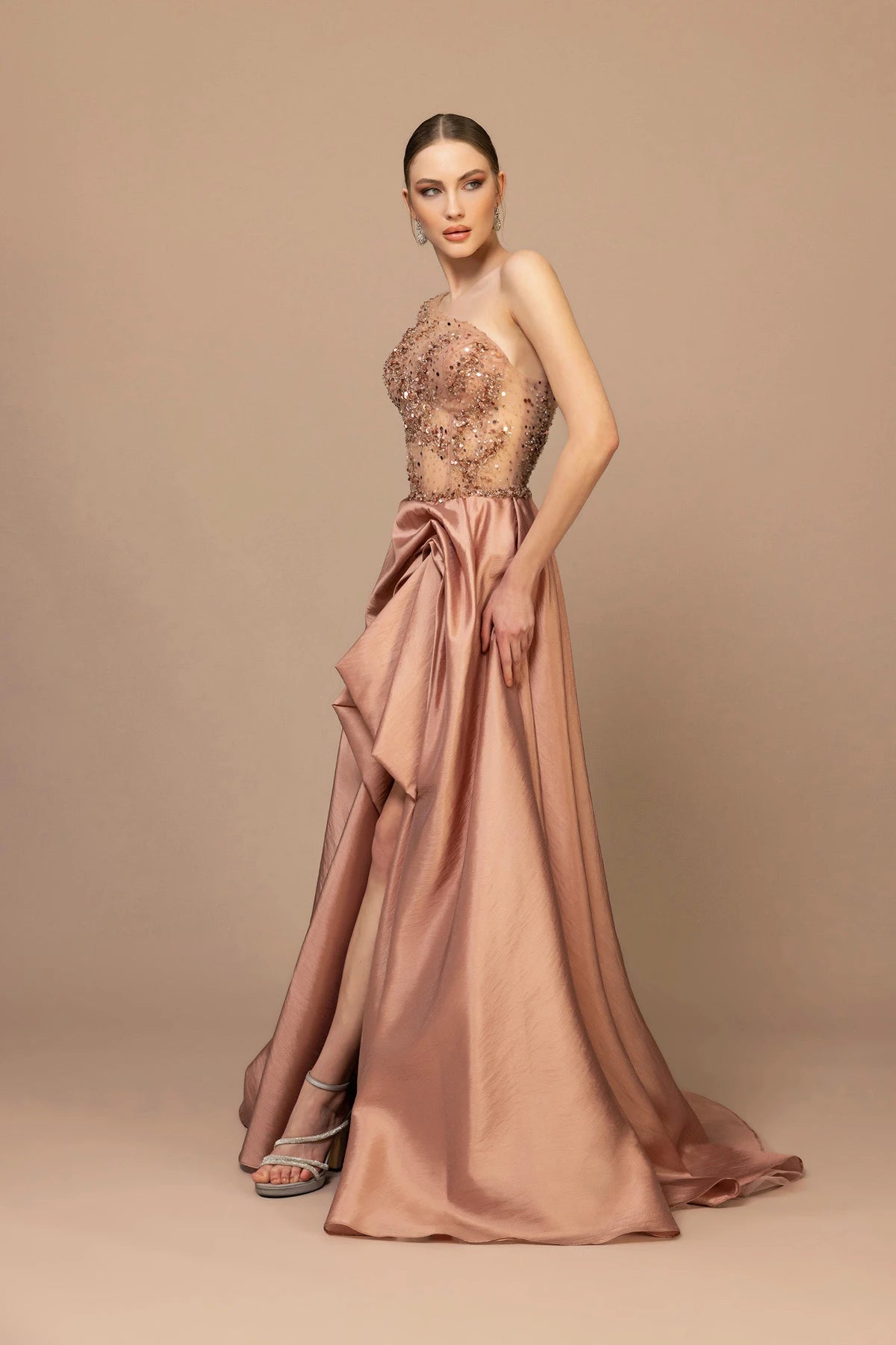 7007-Tek Kol Yırtmaçlı Uzun Abiye Elbise