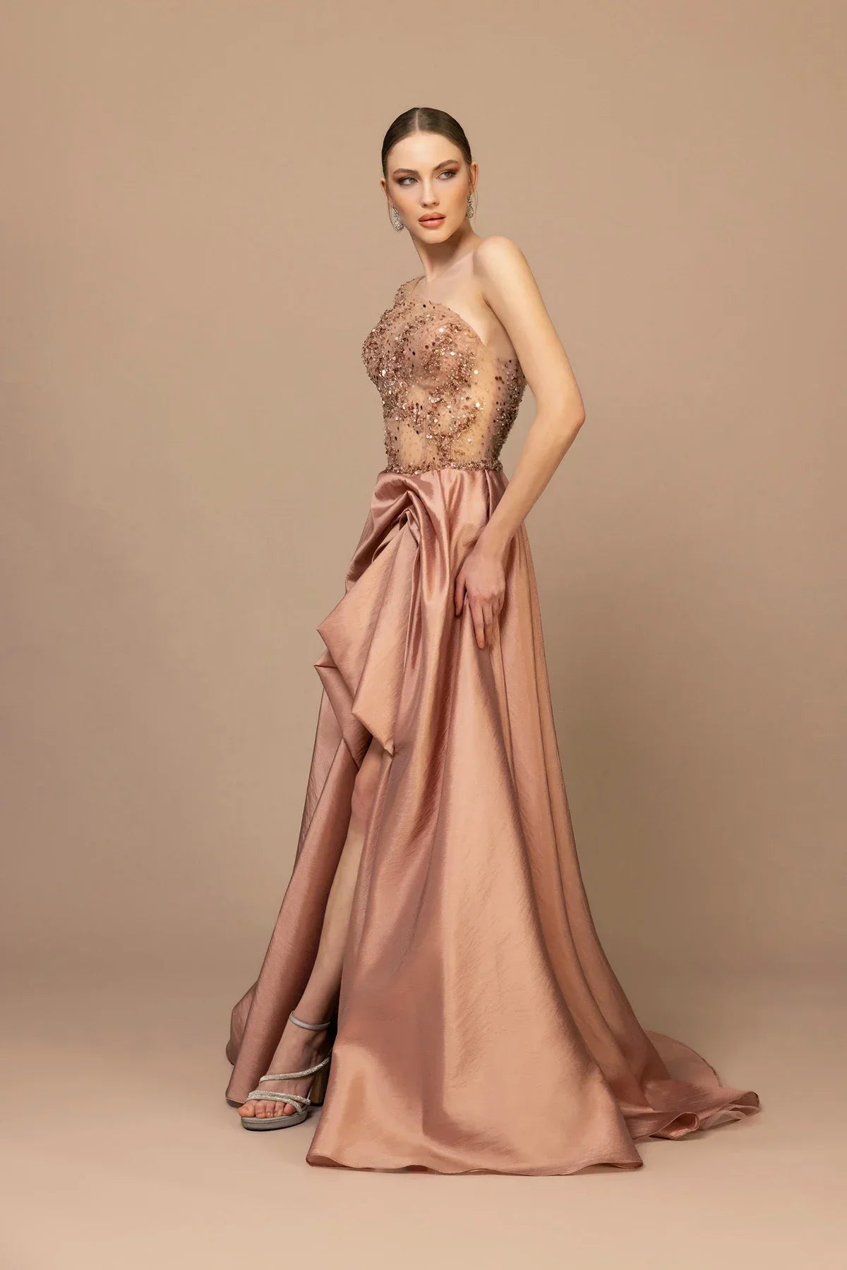 7007-Tek Kol Yırtmaçlı Uzun Abiye Elbise