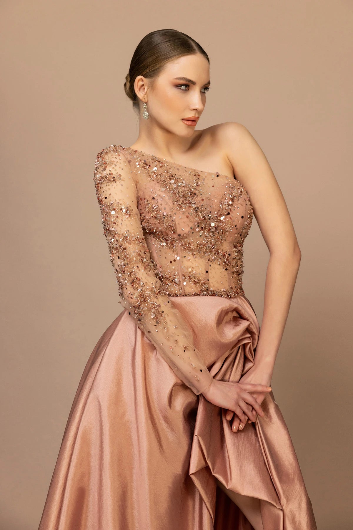 7007-Tek Kol Yırtmaçlı Uzun Abiye Elbise