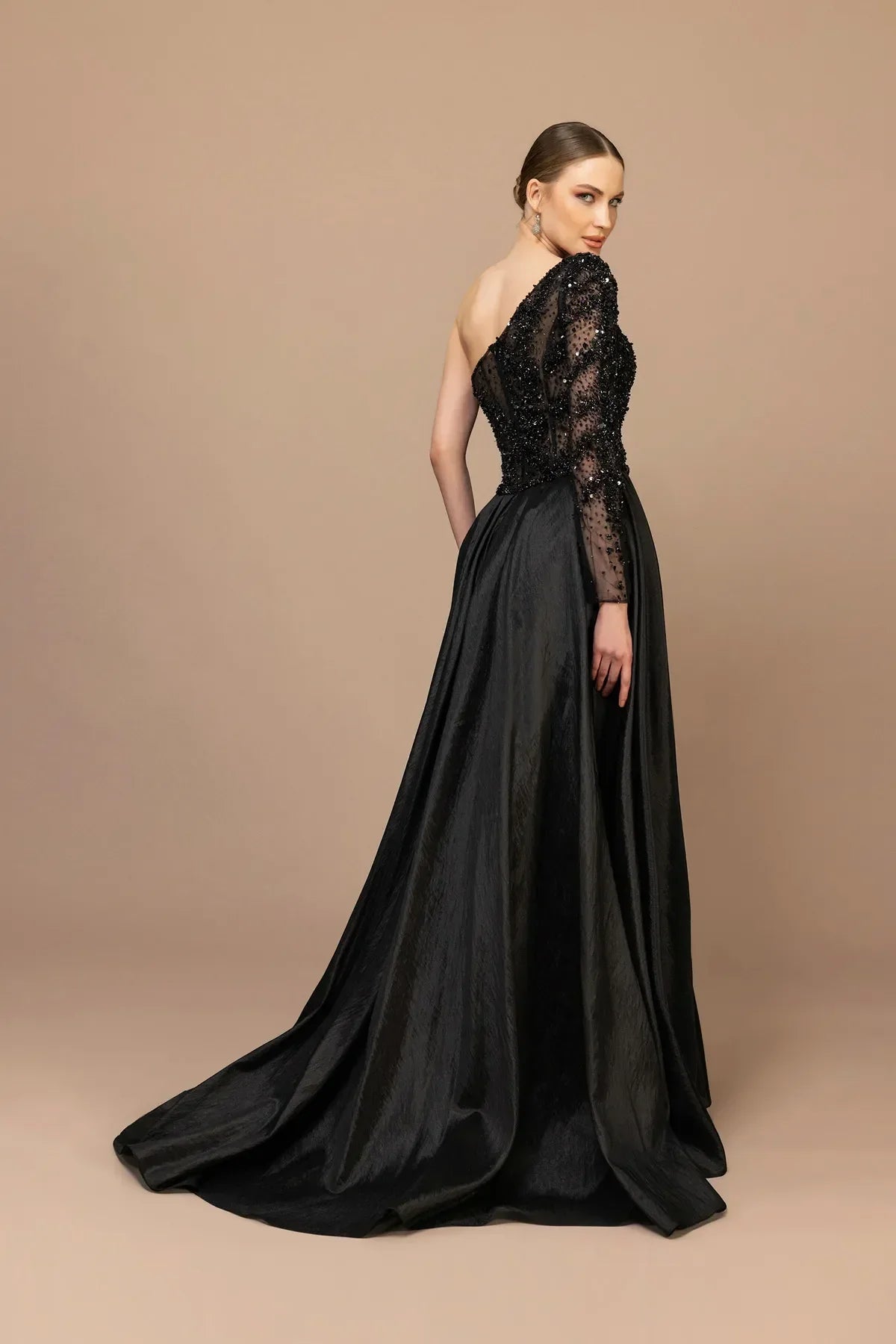 7007-Tek Kol Yırtmaçlı Uzun Abiye Elbise