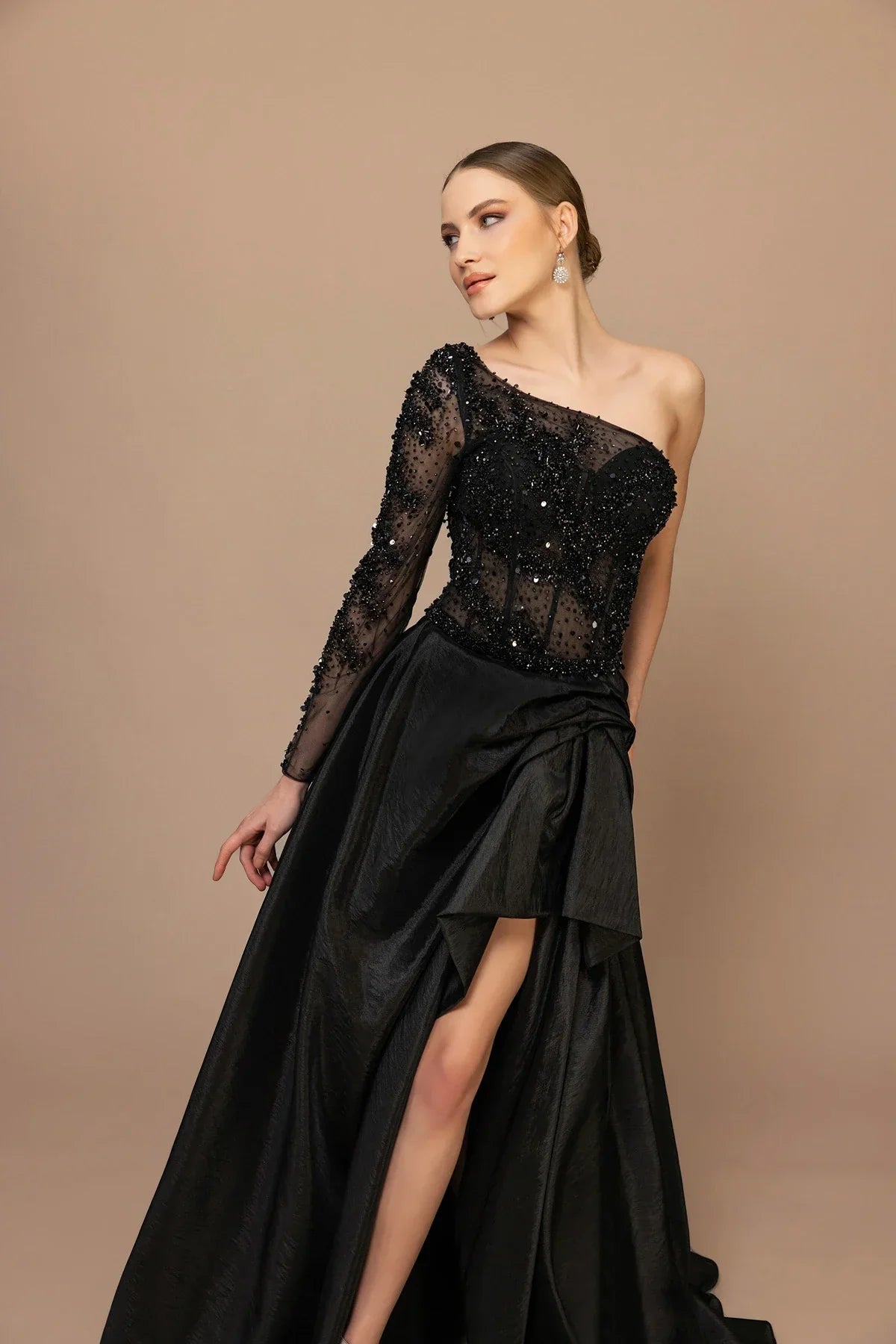 7007-Tek Kol Yırtmaçlı Uzun Abiye Elbise