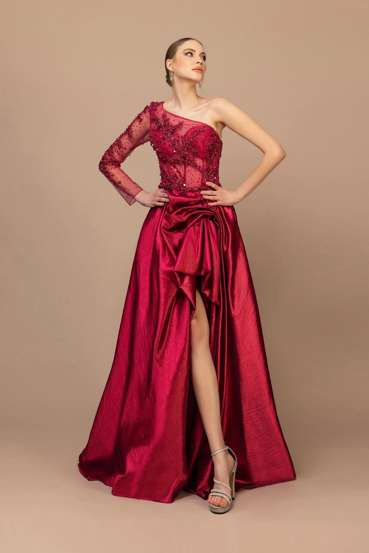 7007-Tek Kol Yırtmaçlı Uzun Abiye Elbise