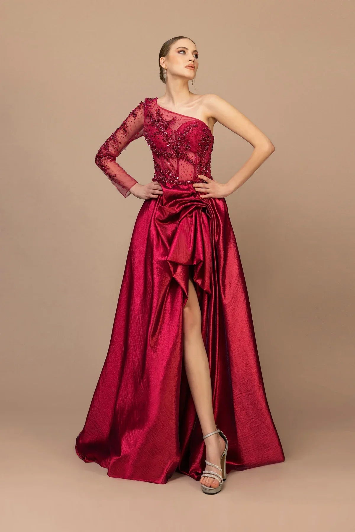 7007-Tek Kol Yırtmaçlı Uzun Abiye Elbise