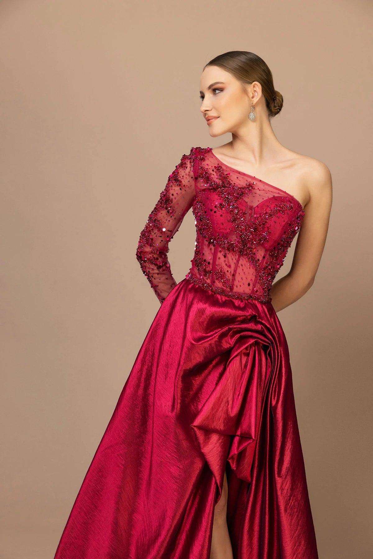 7007-Tek Kol Yırtmaçlı Uzun Abiye Elbise