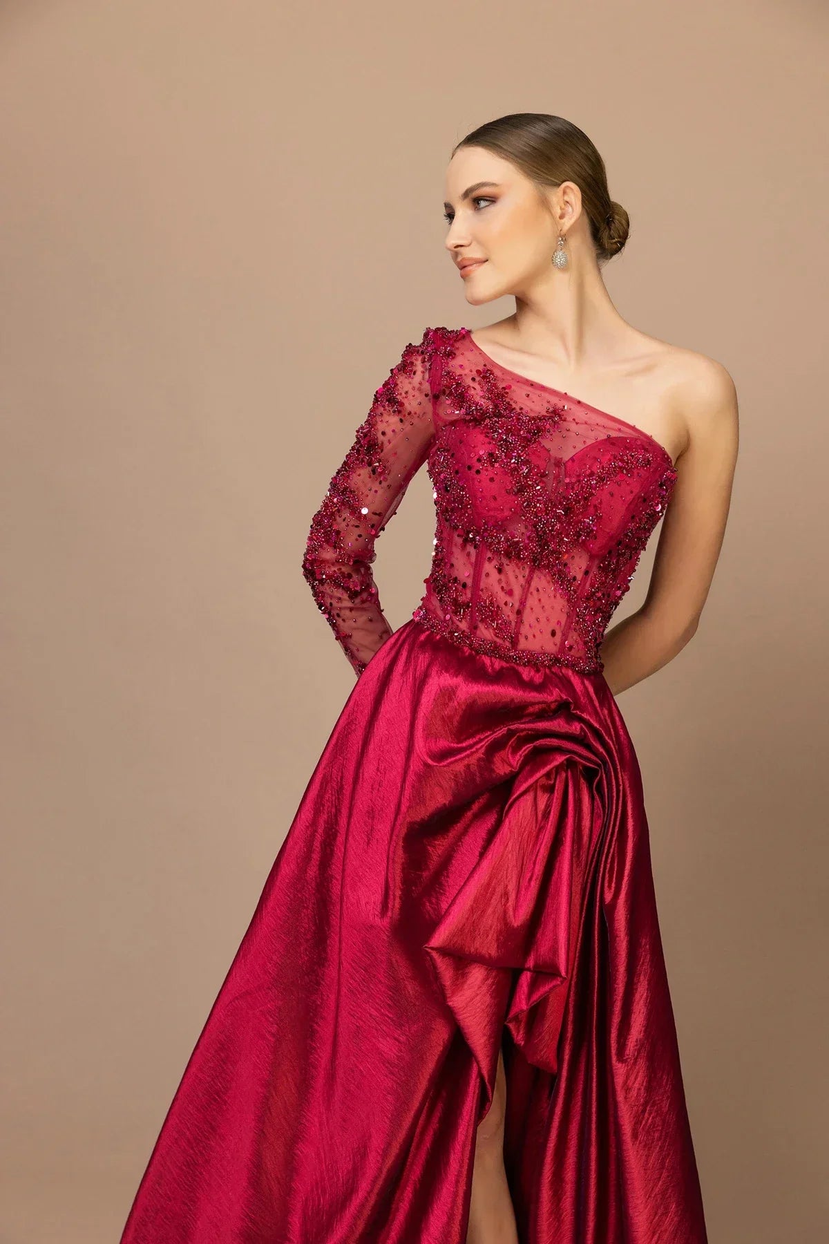 7007-Tek Kol Yırtmaçlı Uzun Abiye Elbise