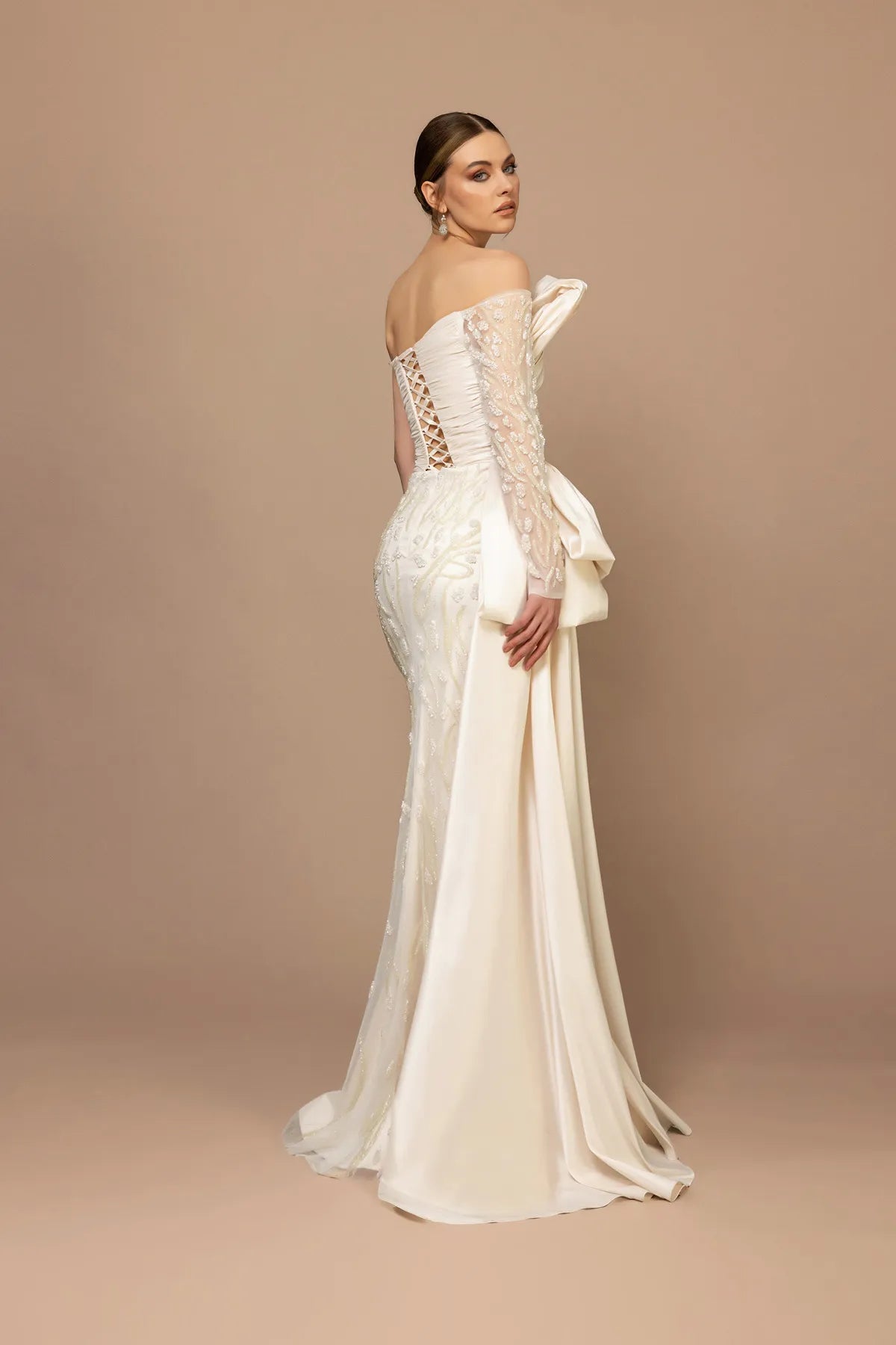 7009-Tek Kol Transparan Detaylı Uzun Elbise