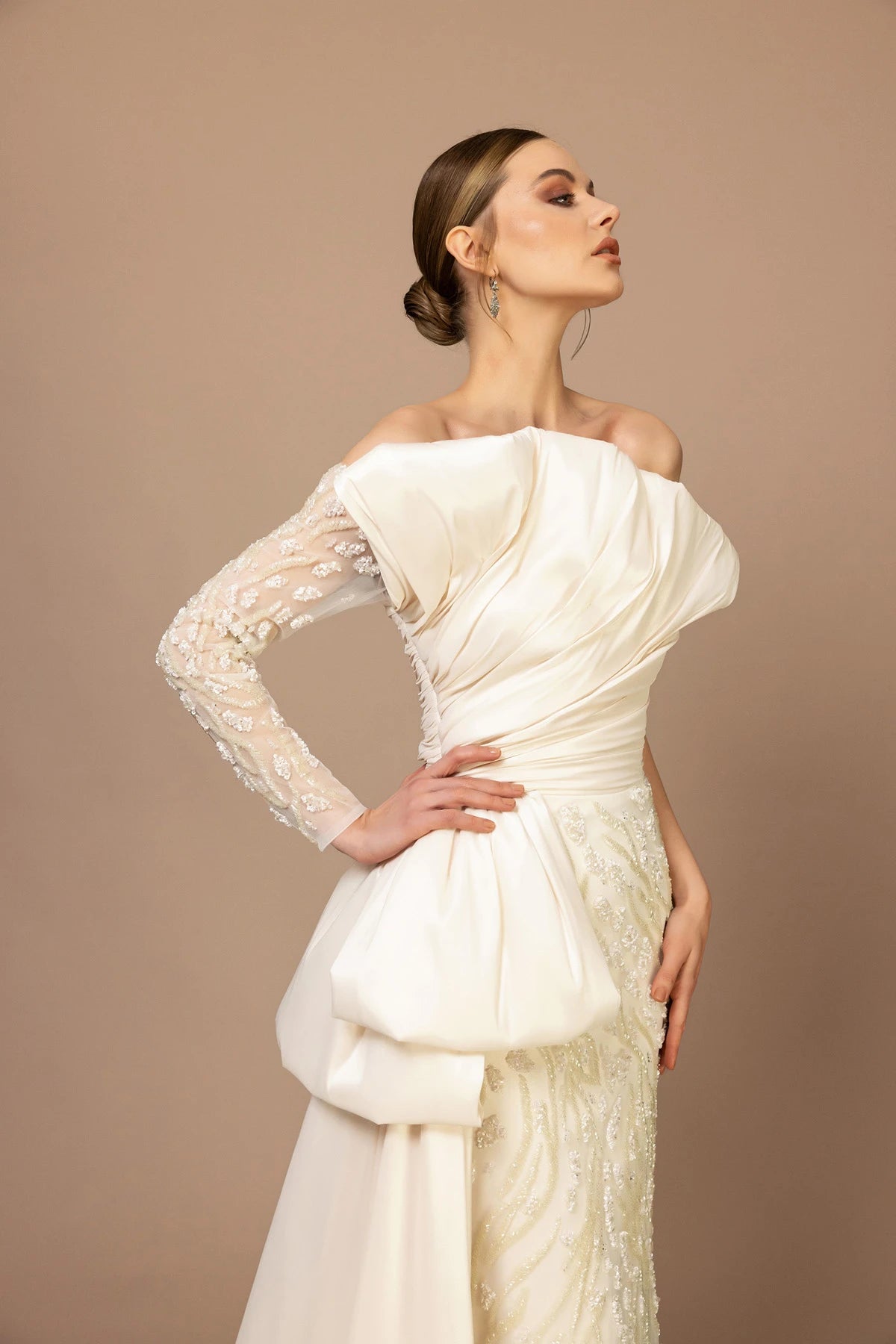 7009-Tek Kol Transparan Detaylı Uzun Elbise