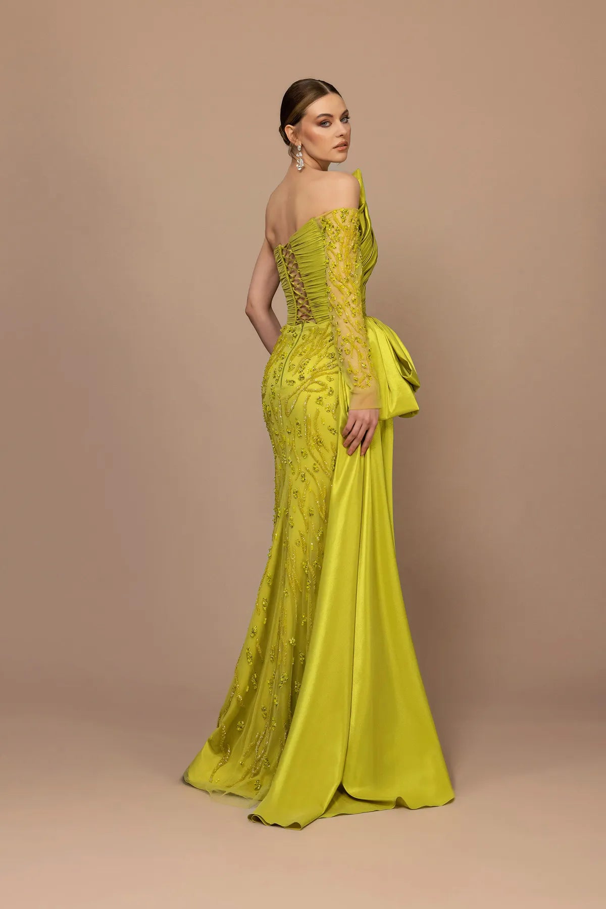 7009-Tek Kol Transparan Detaylı Uzun Elbise