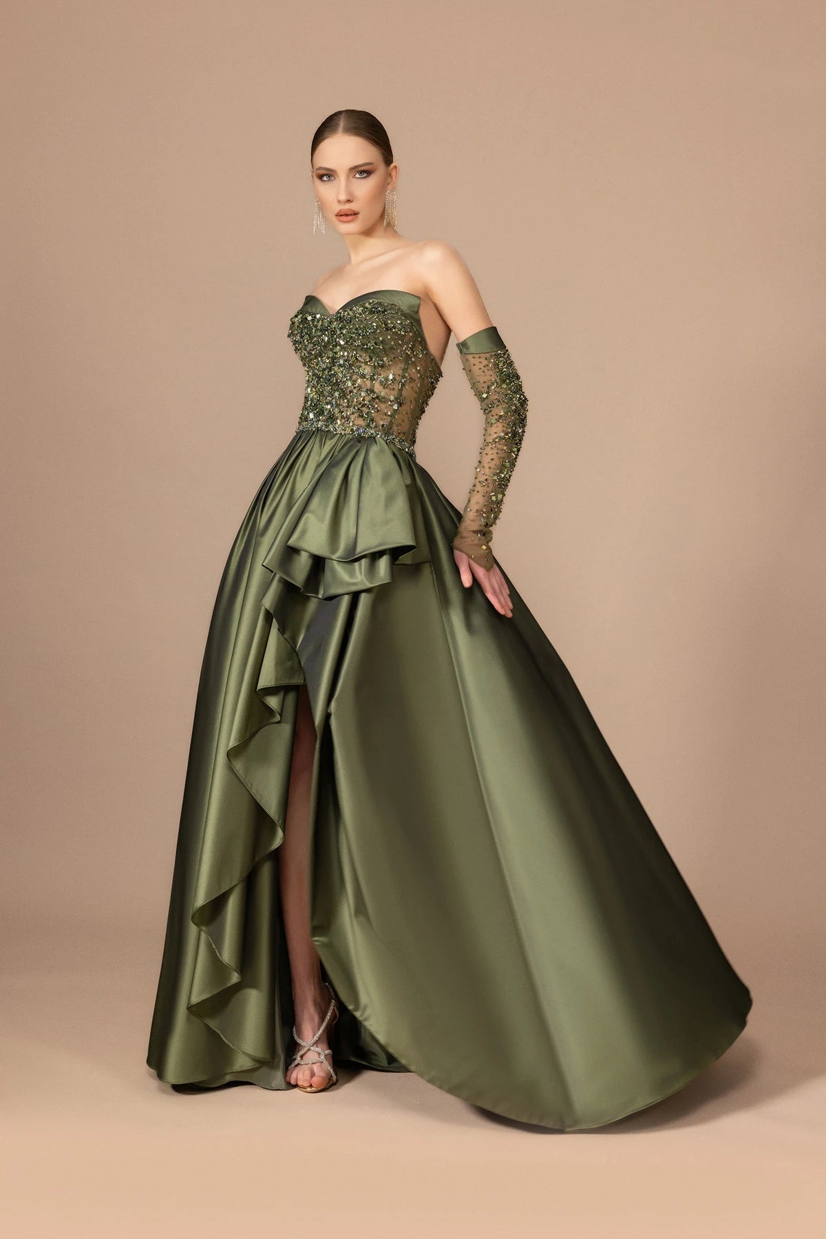 7010-İşleme Detaylı Transparan Kollu Straplez Uzun Elbise